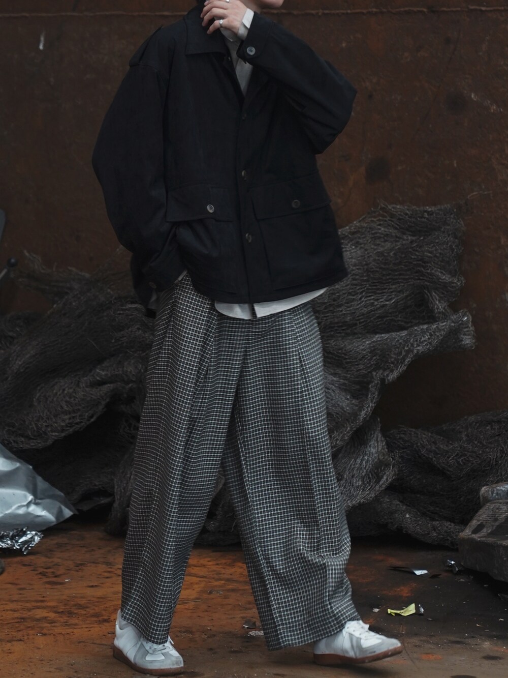 「秋コーデ、カジュアルコーデ、m47、ブルゾン、秋服、キレイめ、チェックパンツ、ジャーマントレーナー」｜「CASPER JOHNのM-47 field jacket/M-47フィールドジャケット（ミリタリージャケット、ブラック系）」を使った、KAIさん（メンズ・183cm）の秋コーディネートの4枚目の写真