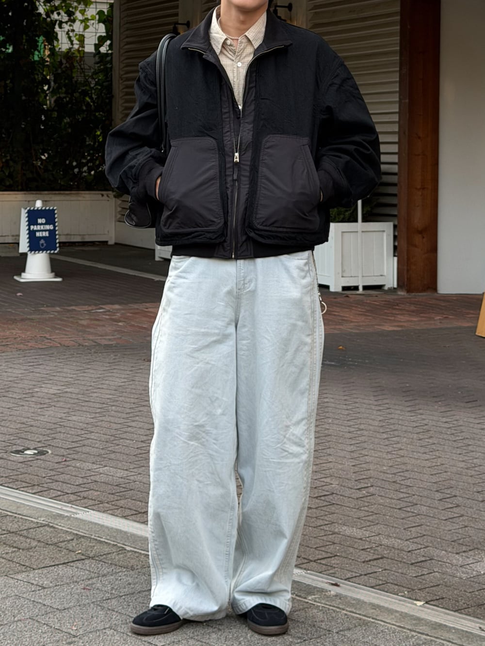 ブルー系のその他パンツ、ブラック系のスニーカーを着用したメンズの冬コーディネートの3枚目の写真