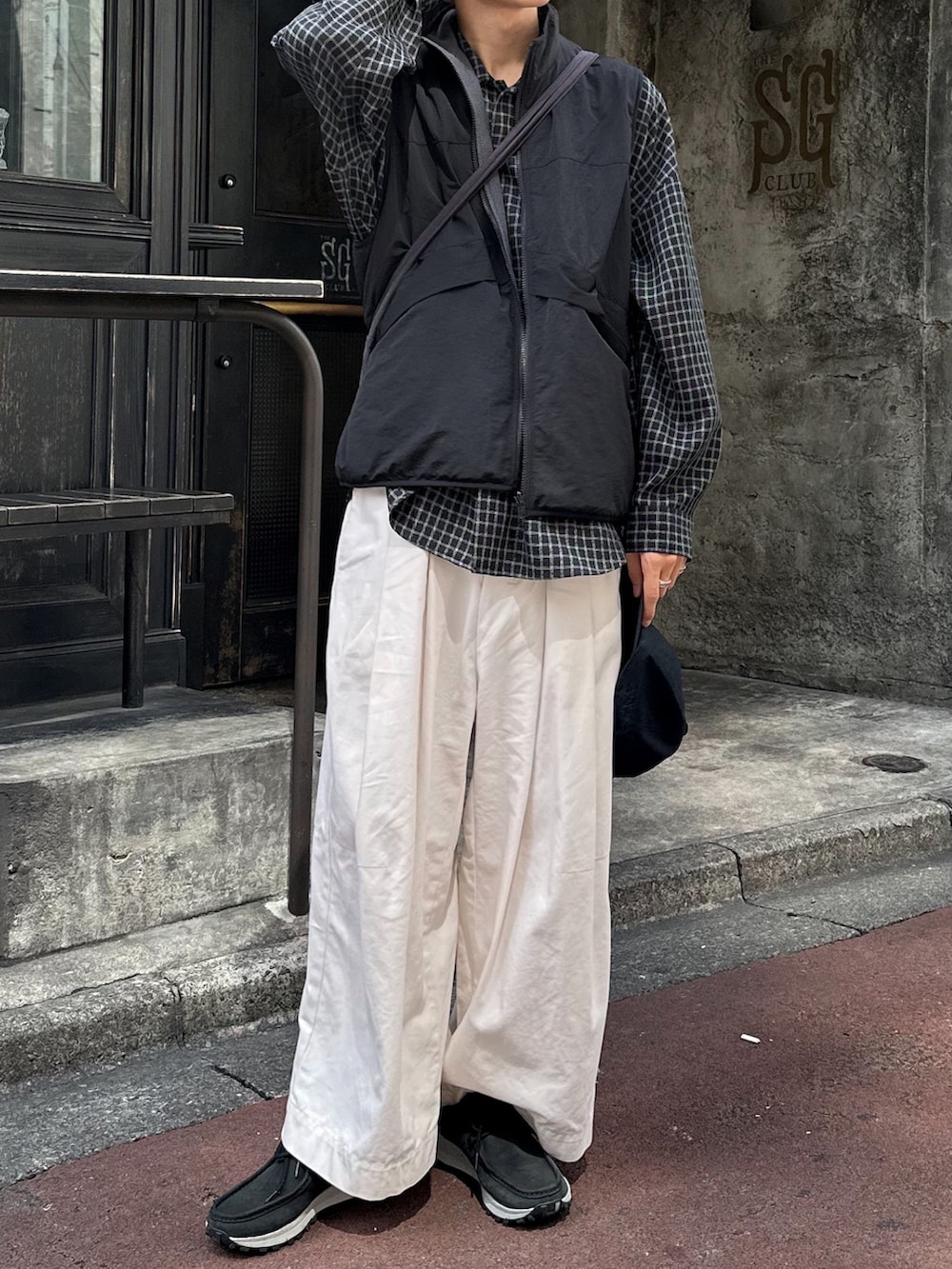 「休日スタイル、オトナカジュアル、お出かけコーデ、秋服準備はじめました、モノトーン、チェック、チェックシャツ、白パンツ、バギーパンツ、カジュアルコーデ、秋」｜「CASPER JOHNのImitation wool huge shirts/イミテーションウールヒュージシャツ（シャツ/ブラウス、ブラック系）」を使った、KAIさん（メンズ・183cm）の秋コーディネートの4枚目の写真