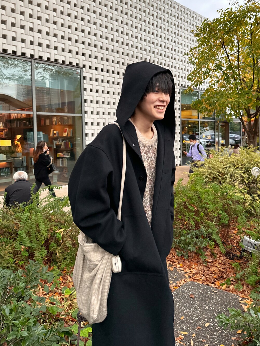 「クリスマスに着たい服、古着MIX、ニット、セーター、柄ニット、フーデッドコート、フードコート、HYKE、united arrows、大人カジュアル、休日コーデ、シンプル、デニムパンツ、ローファー、ショルダーバック」｜「HYKEの＜HYKE（ハイク）＞HOODED WORK コート ■■■ †（その他アウター、ブラック系）」を使った、KAIさん（メンズ・183cm）の冬コーディネートの2枚目の写真