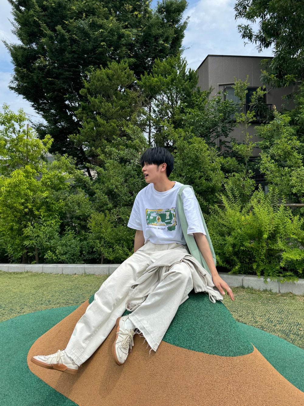「プチプラ、ユニクロ、オトナカジュアル、初夏コーデ、ゆるコーデ、休日スタイル、休日コーデ、ホワイトコーデ、オールホワイト、デニム、グラフィックＴ、夏コーデ」｜「UNIQLOのバスキアUT（Tシャツ/カットソー、ホワイト系）」を使った、KAIさん（メンズ・183cm）の夏コーディネートの2枚目の写真