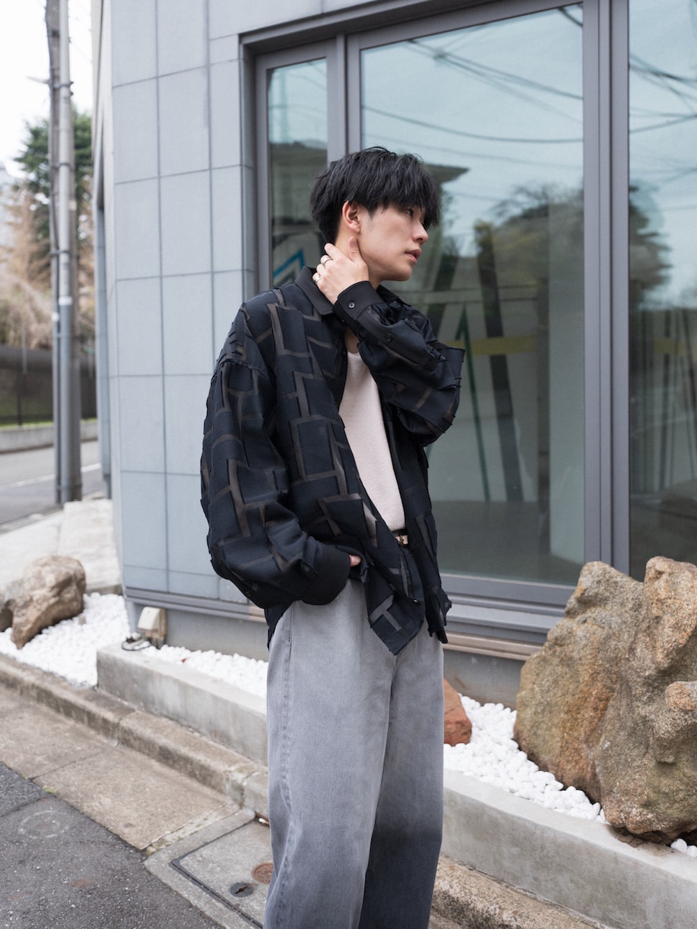 ブラック系のシャツ/ブラウス、ホワイト系のタンクトップ、ブラック系のデニムパンツを着用したメンズの春コーディネートの2枚目の写真