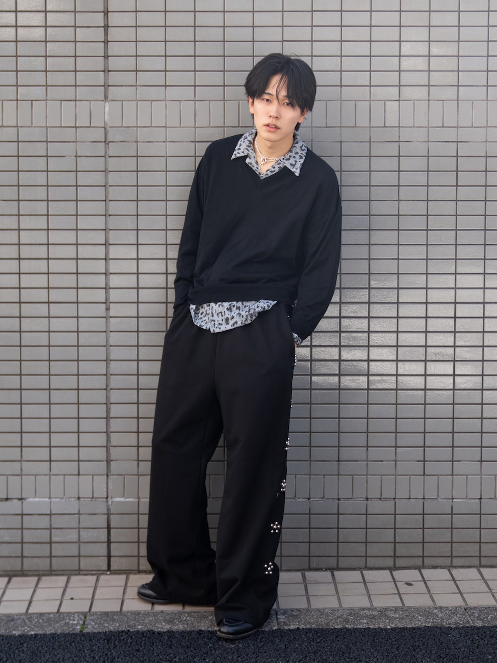 ブルー系のシャツ/ブラウス、ブラック系のローファー、ブラック系のスウェットパンツを着用したメンズの春コーディネートの3枚目の写真