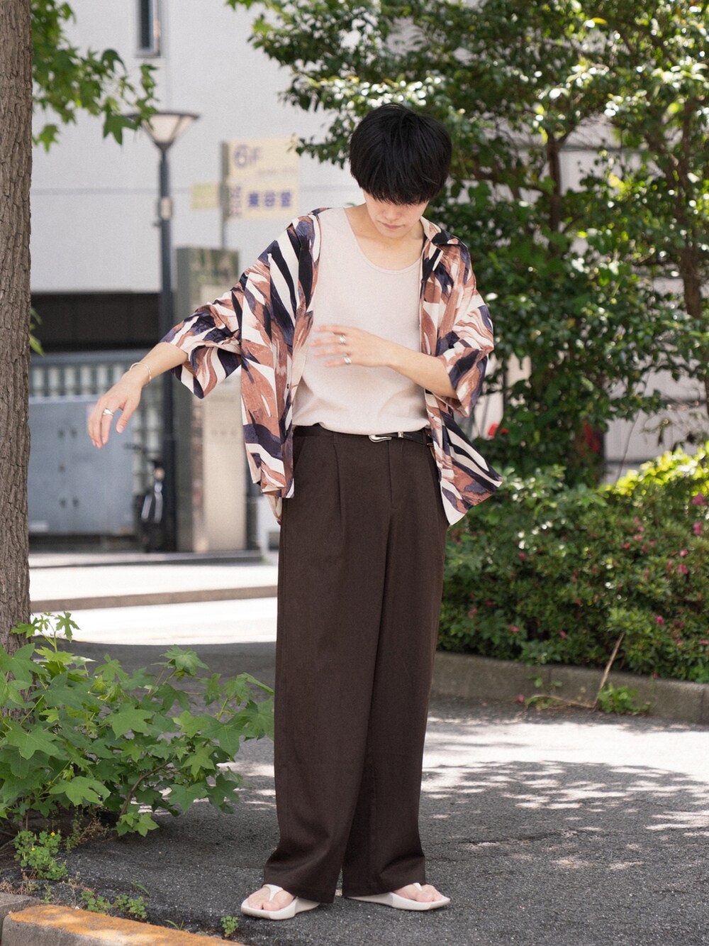 「柄シャツ、タックイン、休日スタイル、初夏コーデ、大人コーデ、ゆるコーデ、WEARyouthコーデ、夏コーデ、アースカラー、休日コーデ、サンダル、CASPER JOHN、muleboy」｜「CASPER JOHNのWaffle layered tank top/ワッフルレイヤードタンクトップ（タンクトップ、ベージュ系）」を使った、KAIさん（メンズ・183cm）の春コーディネートの2枚目の写真