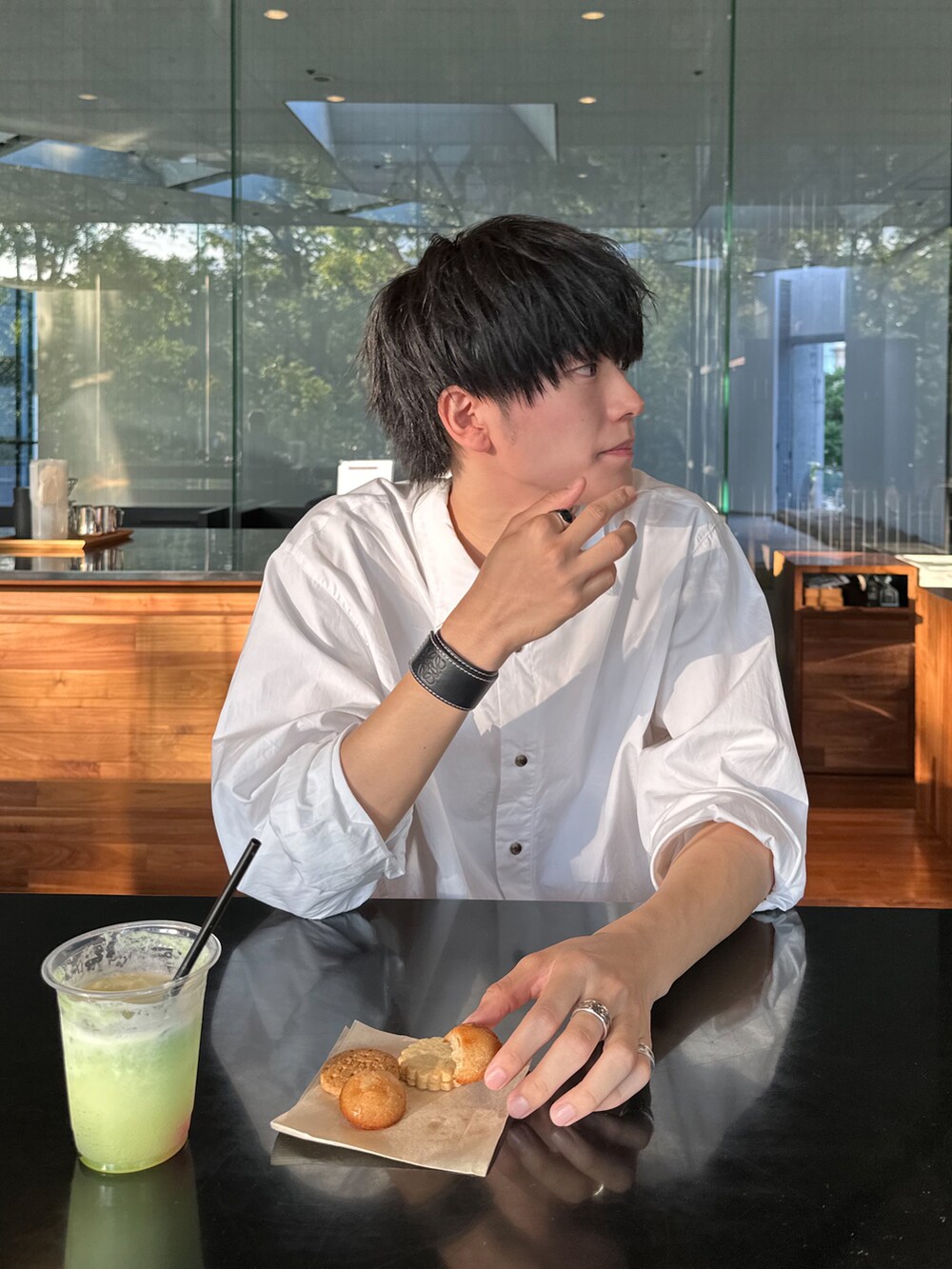 「シンプルコーデ、白シャツ、腕まくり、春夏コーデ、休日コーデ、オトナカジュアル」｜「Alcindor MaterialsのTHOMAS MASON relax shirts/トーマスメイソンリラックスシャツ（シャツ/ブラウス、ホワイト系）」を使った、KAIさん（メンズ・183cm）の夏コーディネートの3枚目の写真