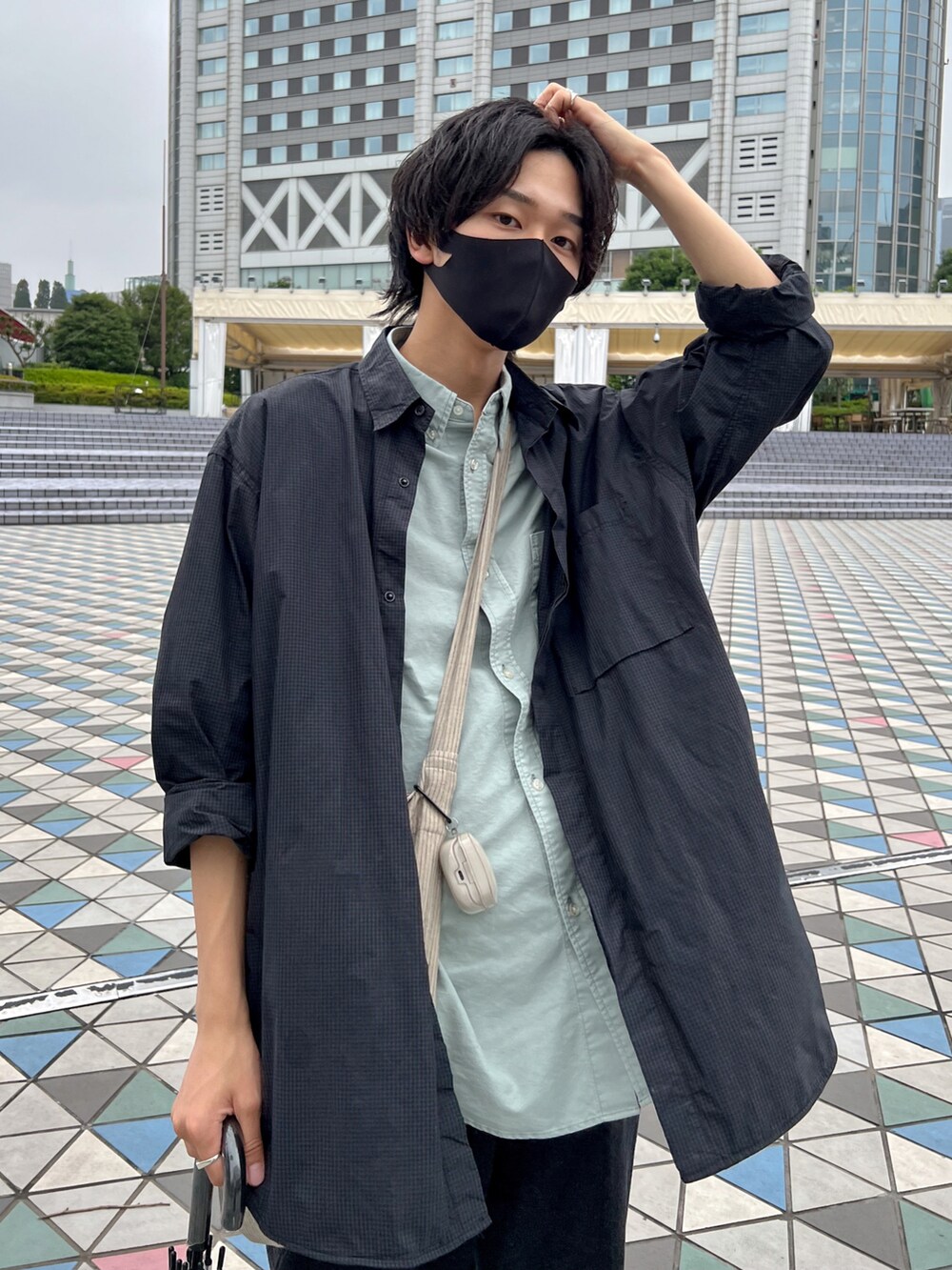 「デニムっていいよね、大人カジュアル、休日コーデ、カジュアル、夏、ラフ、オリーブ、シャツスタイル、デニムパンツ、カットオフデニム、ショルダーバッグ、梅雨、スニーカー、ニューバランス、レイヤードスタイル」｜「FREAK'S STOREのFREAK'S STORE/フリークスストア CORDURA SHT BLOUSON /コーデュラ/シャツブルゾン（ブルゾン、ブルー系）」を使った、KAIさん（メンズ・183cm）の夏コーディネートの4枚目の写真