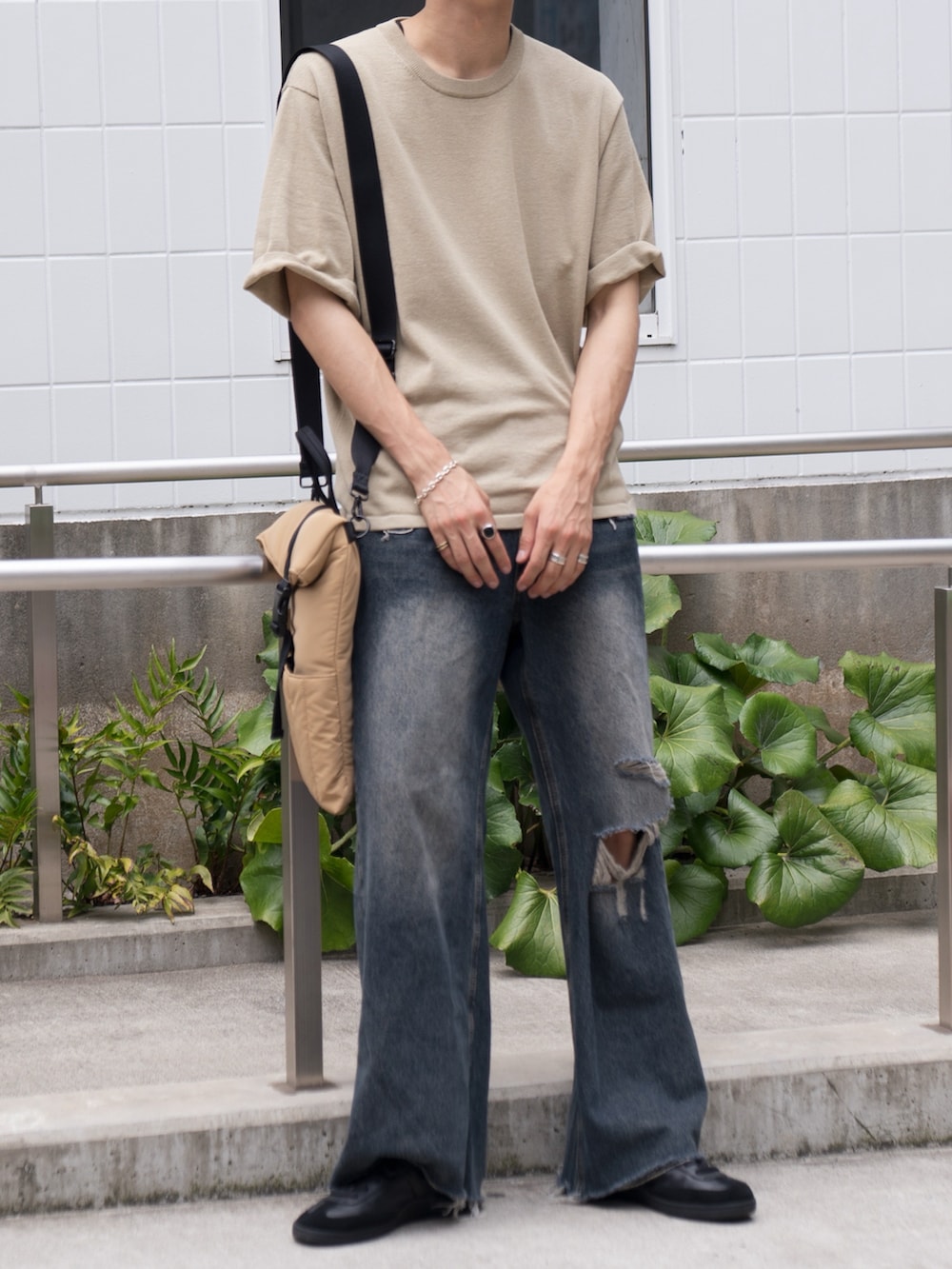 「休日スタイル、きれいめカジュアル、ユニクロ、UNIQLO、ニットTシャツ、タックイン、デニムパンツ、デニムコーデ、夏ファッション、大人カジュアル」｜「MASONPRINCEのワイドシルエット サイドベルト付き ダメージ加工デニムパンツ NZK6133【MASONPRINCE】（デニムパンツ、ブルー系）」を使った、KAIさん（メンズ・183cm）の夏コーディネートの2枚目の写真