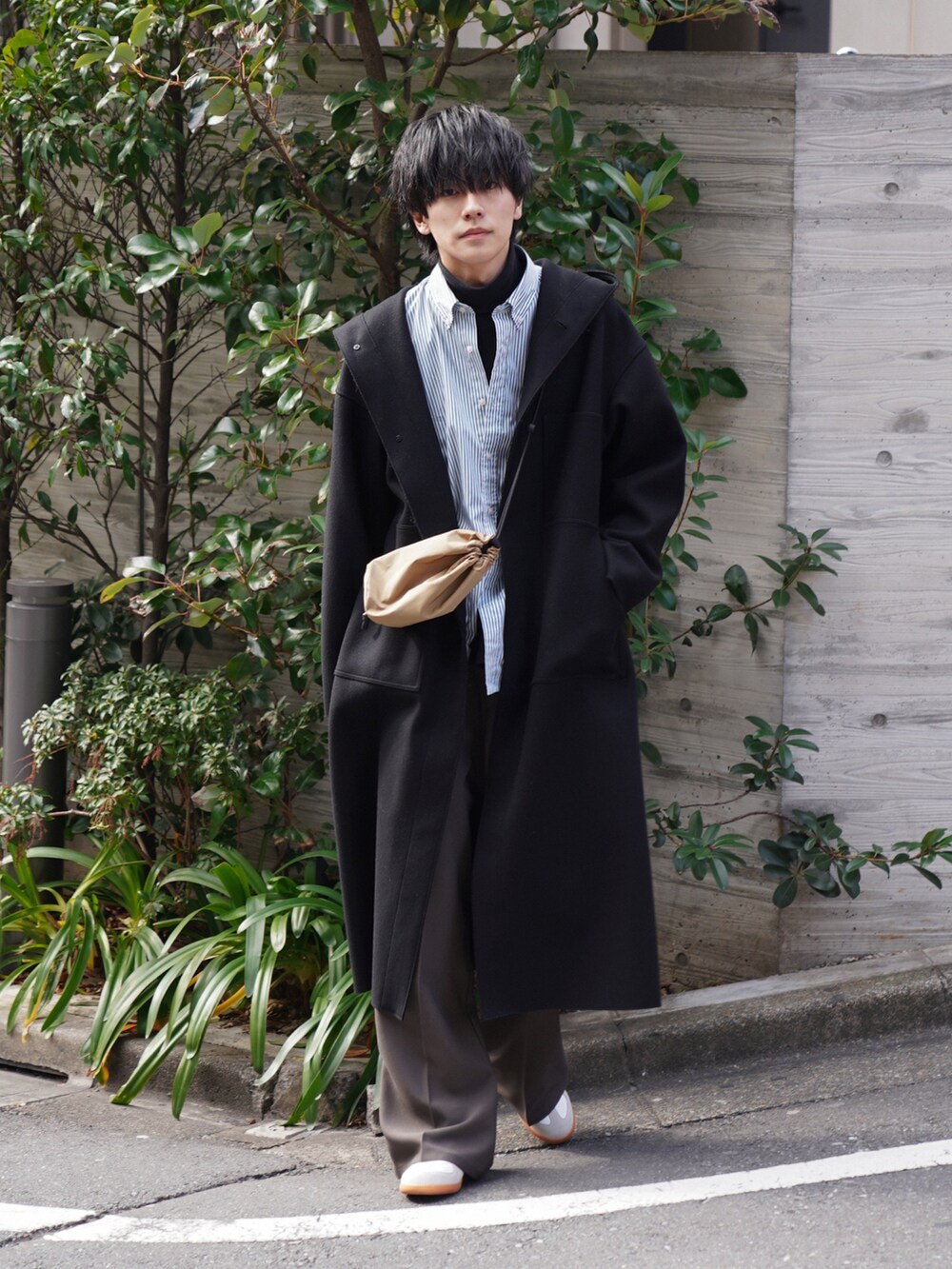 「休日スタイル、大人コーデ、シンプル、ビッグシルエット、ロングコート、ストライプ、ストライプシャツ、タートルネック、フレアパンツ、ショルダーバッグ、ミニバッグ、スニーカー、ジャーマントレーナー、レイヤードスタイル」｜「HYKEの＜HYKE（ハイク）＞HOODED WORK コート ■■■ †（その他アウター、ブラック系）」を使った、KAIさん（メンズ・183cm）の冬コーディネートの2枚目の写真