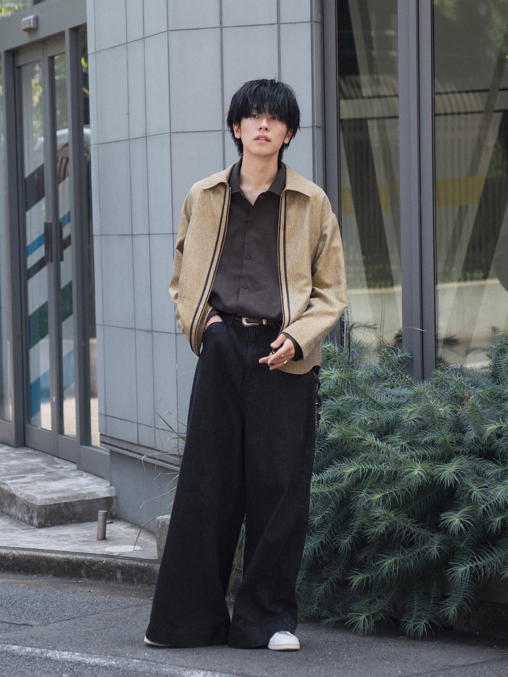 ベージュ系のシャツ/ブラウス、ブラウン系のシャツ/ブラウス、ブラック系のデニムパンツを着用したメンズの夏コーディネートの2枚目の写真