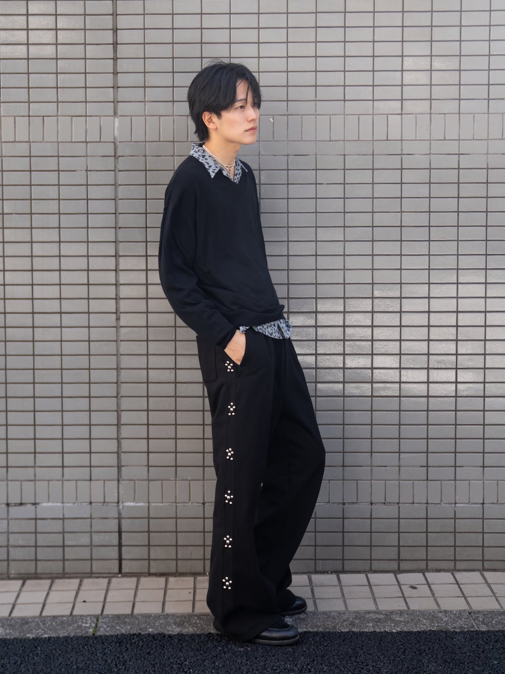 ブルー系のシャツ/ブラウス、ブラック系のローファー、ブラック系のスウェットパンツを着用したメンズの春コーディネートの2枚目の写真