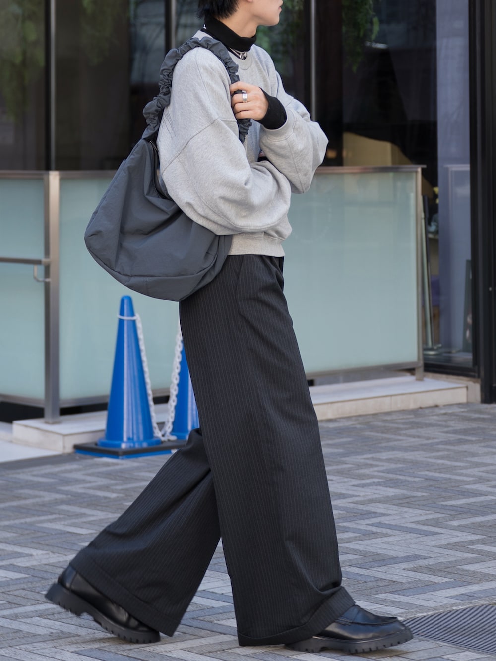 ブラック系のTシャツ/カットソー、グレー系のスウェット、グレー系のスウェットを着用したメンズの冬コーディネートの4枚目の写真