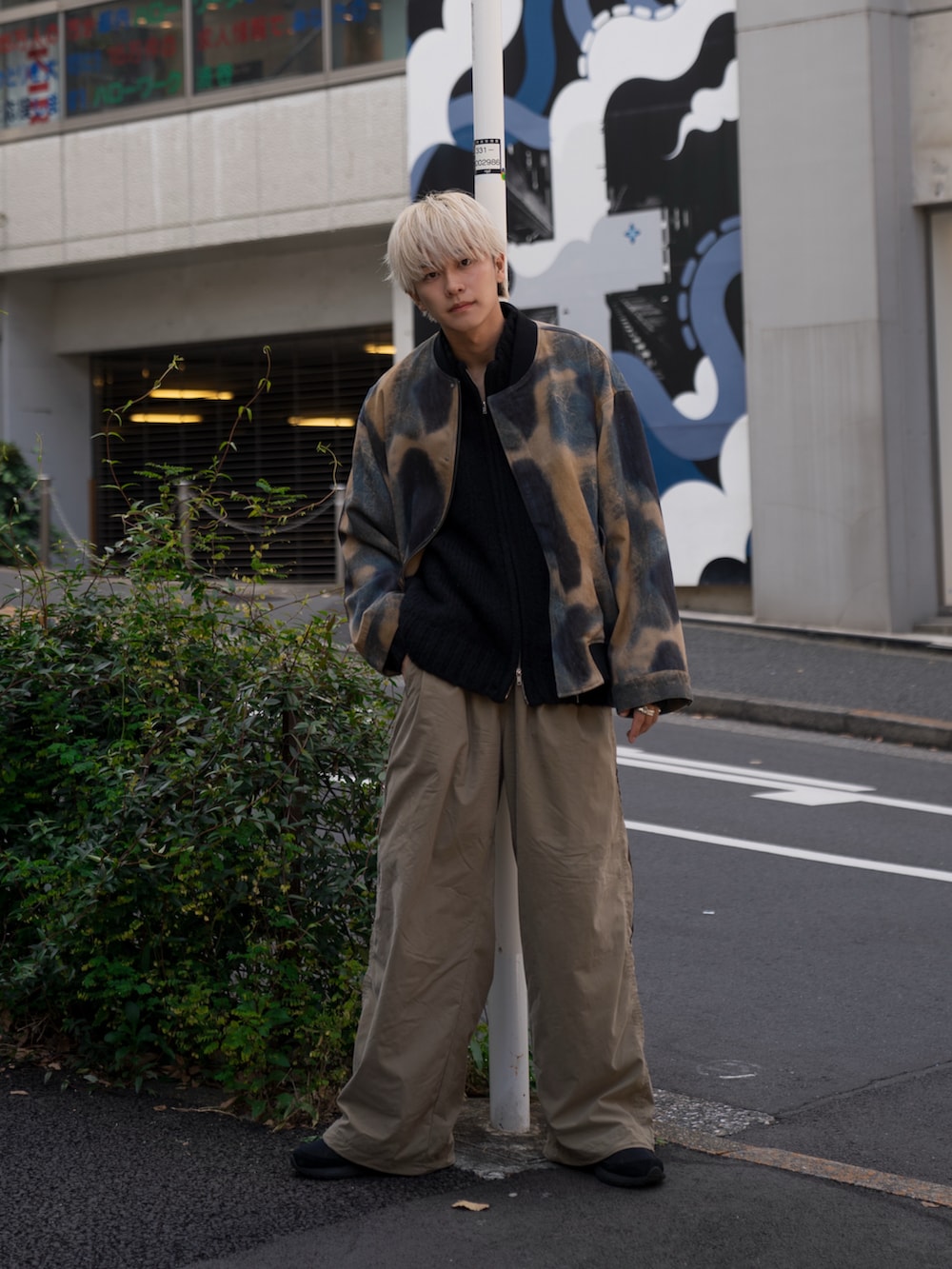 「最近のいい感じコーデ、アースカラー、MA-1、休日スタイル、お出かけコーデ、大人カジュアル、ドライバーズニット、ワイドスラックス」｜「MASONPRINCEのルーズフィット タック入り コットンワイドパンツ XXK4283【MASONPRINCE】【2024AW】（その他パンツ、グリーン系）」を使った、KAIさん（メンズ・183cm）の冬コーディネートの3枚目の写真