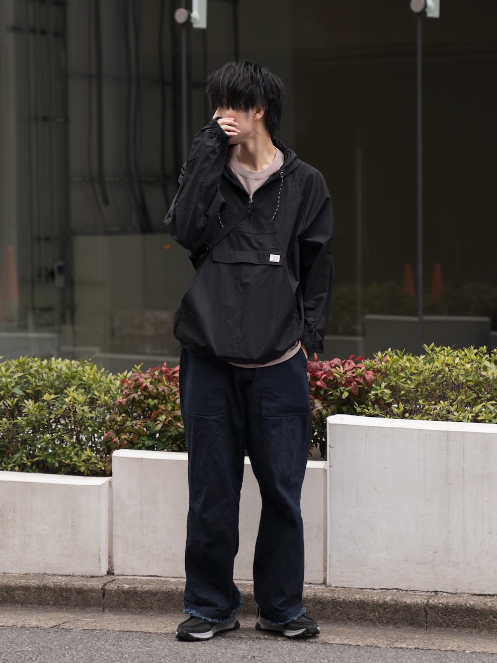 「春服デビュー宣言、アノラックパーカー、レイヤードスタイル、重ね着、カジュアルコーデ、大人カジュアル、春服みてみて、春服、フリンジデニム、デニム、ミニバッグ」｜「PENNEYSのPENNEY'S / ペニーズ HUNTING ANORAK JACKET アノラック ジャケット（ナイロンジャケット、ブラック系）」を使った、KAIさん（メンズ・183cm）の春コーディネートの4枚目の写真