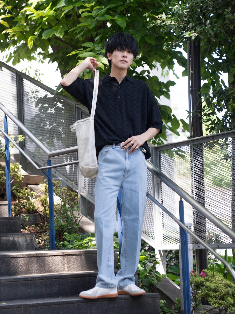 「カジュアルコーデ、休日コーデ、シンプルコーデ、ストレートパンツ、デニムパンツ、タックイン、ニットポロ、ポロシャツ、スニーカーコーデ、ジャーマントレーナー、休日スタイル、ショルダーバッグ、お出かけコーデ日記」｜「SLICKのジオメトリックレースニットポロ（ポロシャツ、ブラック系）」を使った、KAIさん（メンズ・183cm）の春コーディネートの2枚目の写真