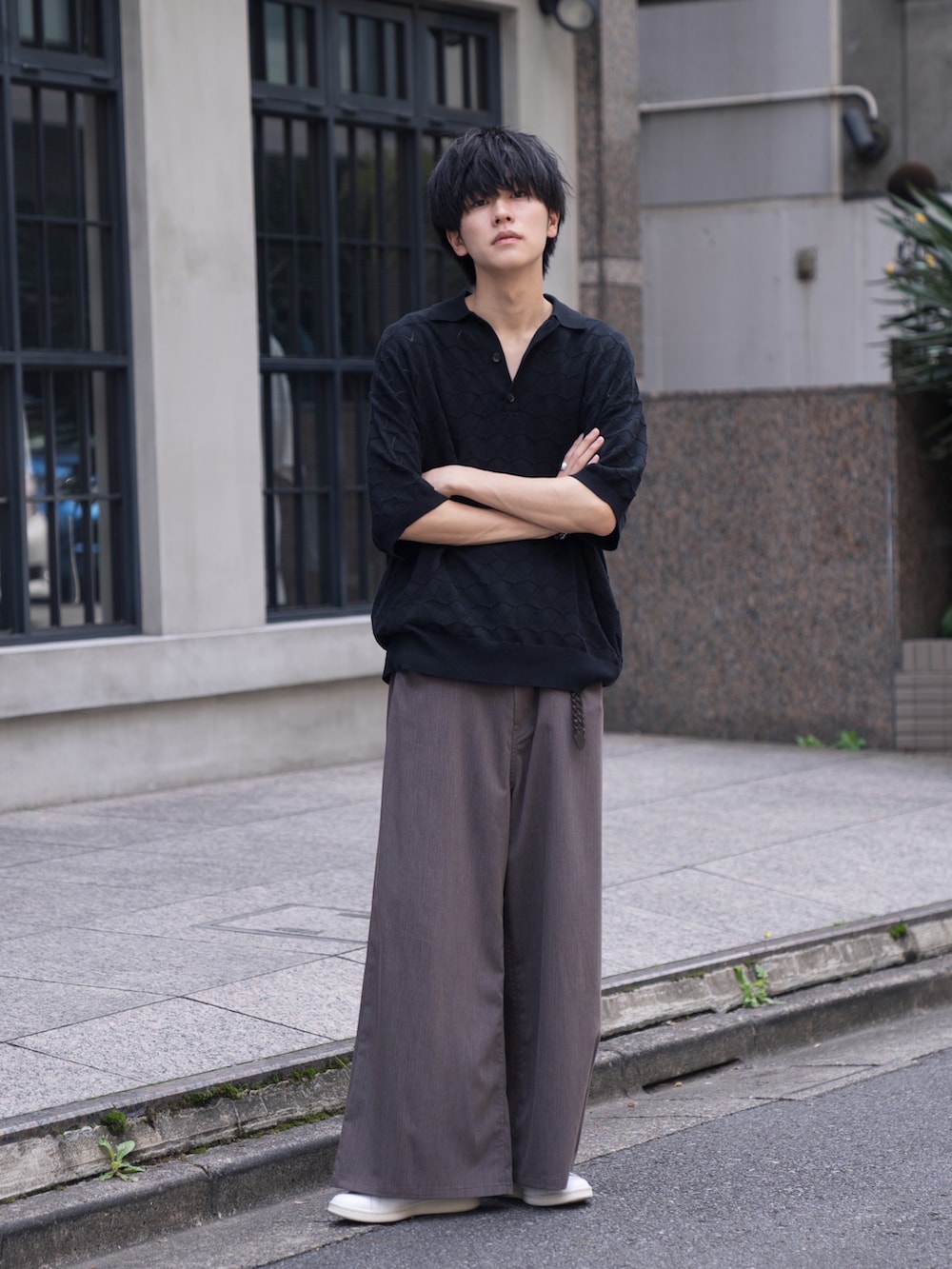 「夏コーデ、オトナカジュアル、透かし編みニット、サマーニット、ポロシャツ、シンプルコーデ、キレイめ、きれいめカジュアル、バギーパンツ、白スニーカー、adidas、春夏コーデ、休日コーデ」｜「SLICKのジオメトリックレースニットポロ（ポロシャツ、ブラック系）」を使った、KAIさん（メンズ・183cm）の春コーディネートの4枚目の写真