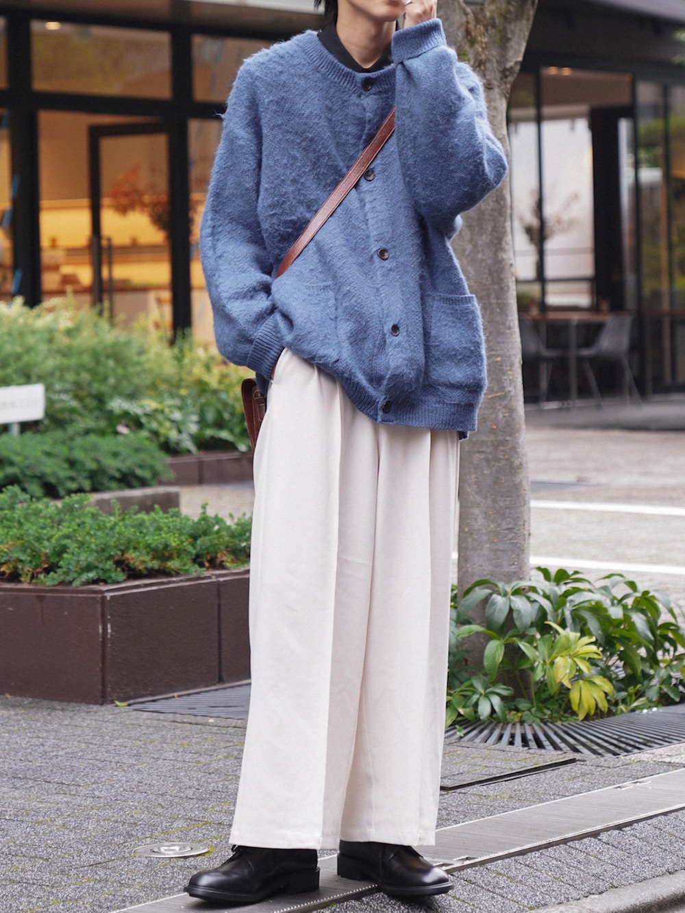 「melrot、秋ルック紹介するよ、秋のコーデ、シンプルスタイル、秋服コーデ、キレイめ、ニット、カーディガン、ショルダーバッグ、サッチェルバッグ、秋カラー、差し色、白パンツ、バギーパンツ、革靴」｜「MERLOTのクラシックサッチェルバッグ（ショルダーバッグ、ブラウン系）」を使った、KAIさん（メンズ・183cm）の秋コーディネートの5枚目の写真