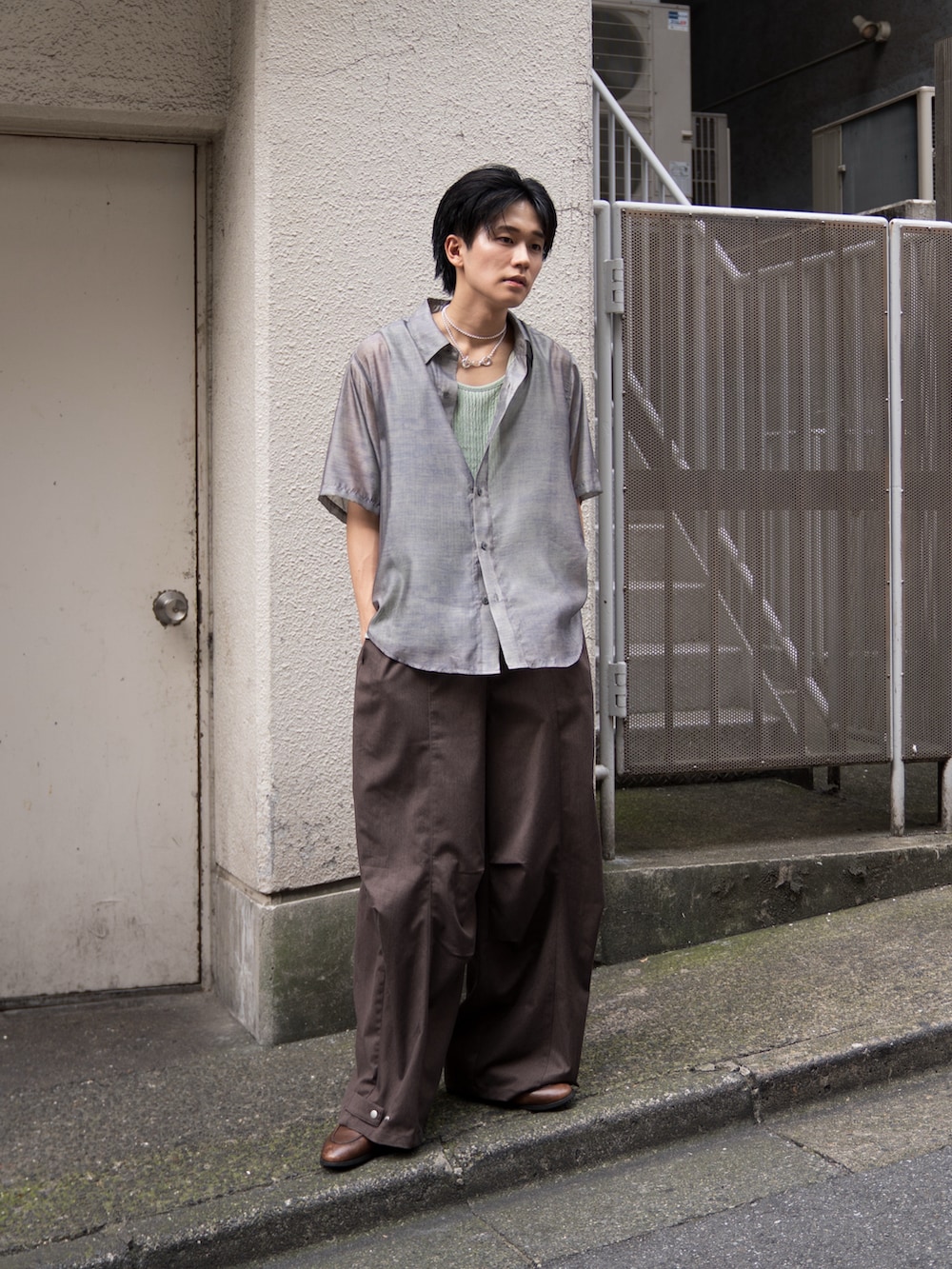 ブラウン系のローファー、ブラウン系のスラックス、ベージュ系のシャツ/ブラウスを着用したメンズの夏コーディネートの3枚目の写真