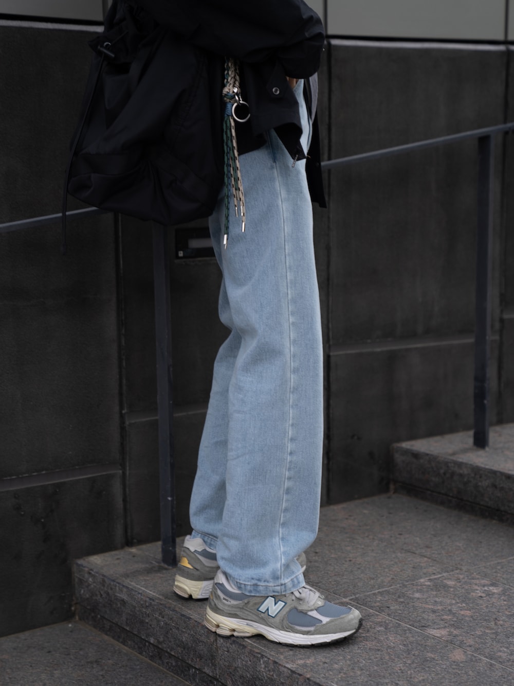 「大人カジュアル、休日コーデ、オーバーサイズ、ビックシルエット、スキニーデニム、ストレートパンツ、春アウター、シンプル、休日スタイル、デニムパンツ、いまどきジャケット写真、春服コーデ、ニューバランス、スニーカー」｜「WHIMSICの【WHIMSIC】マルチファンクションスノーパーカー＆ベスト（ナイロンジャケット、ブラック系）」を使った、KAIさん（メンズ・183cm）の春コーディネートの2枚目の写真