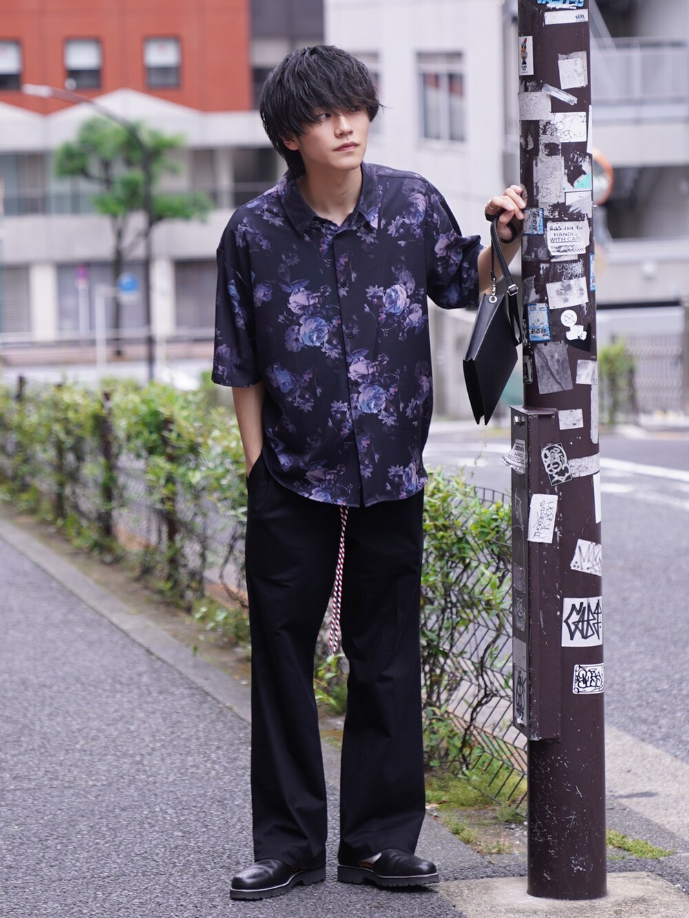 「柄シャツ、花柄、総柄、休日コーデ、ゆるコーデ、初夏コーデ、ビックシルエット、キレイめ、シャツコーデ、シャツスタイル、スラックス、グルカサンダル、スクエアバッグ」｜「NILWAYの総柄トロミ半袖オーバーサイズシャツ/柄シャツ（シャツ/ブラウス、ブラック系）」を使った、KAIさん（メンズ・183cm）の春コーディネートの4枚目の写真