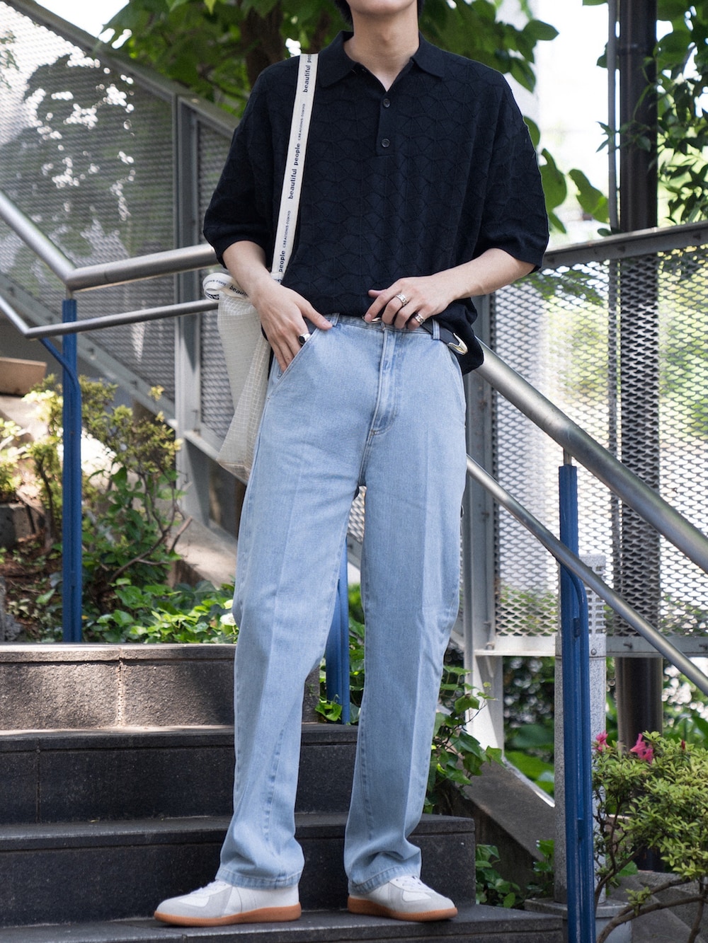 「カジュアルコーデ、休日コーデ、シンプルコーデ、ストレートパンツ、デニムパンツ、タックイン、ニットポロ、ポロシャツ、スニーカーコーデ、ジャーマントレーナー、休日スタイル、ショルダーバッグ、お出かけコーデ日記」｜「SLICKのジオメトリックレースニットポロ（ポロシャツ、ブラック系）」を使った、KAIさん（メンズ・183cm）の春コーディネートの5枚目の写真