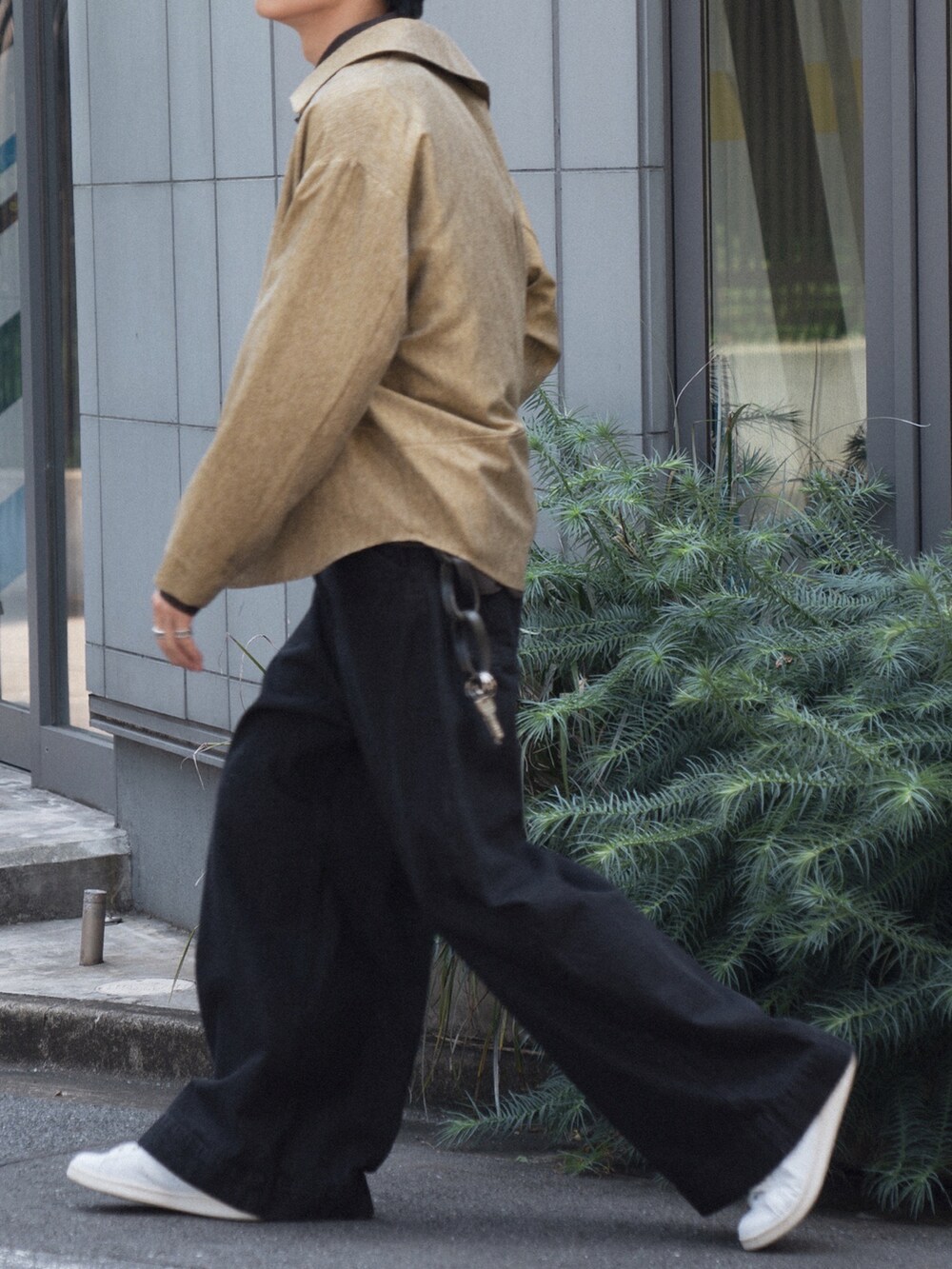 ベージュ系のシャツ/ブラウス、ブラウン系のシャツ/ブラウス、ブラック系のデニムパンツを着用したメンズの夏コーディネートの4枚目の写真