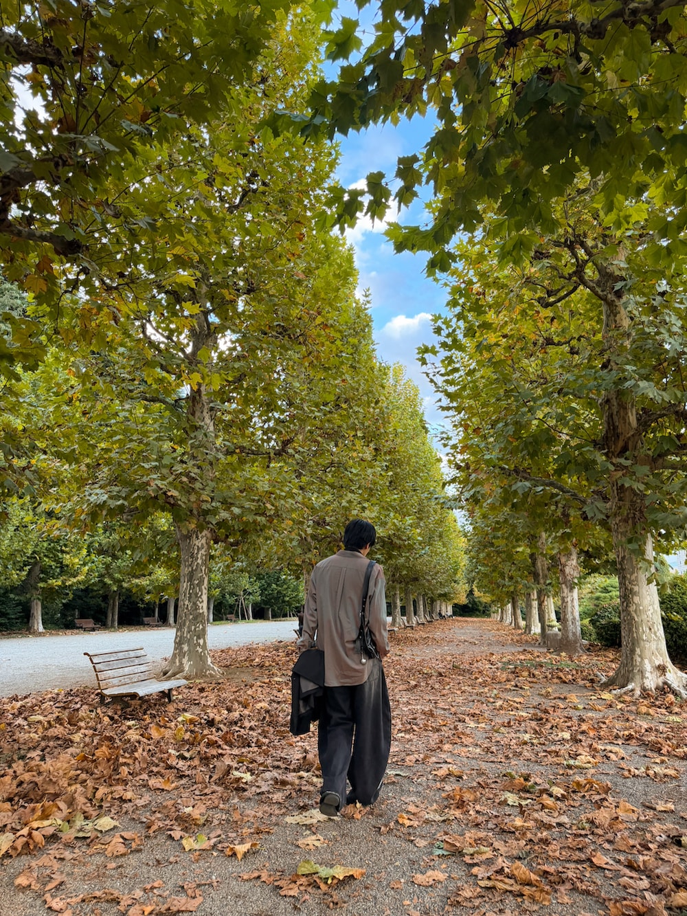 オレンジ系のシャツ/ブラウス、ブラック系のTシャツ/カットソー、ブラック系のテーラードジャケットを着用したメンズの秋コーディネートの4枚目の写真