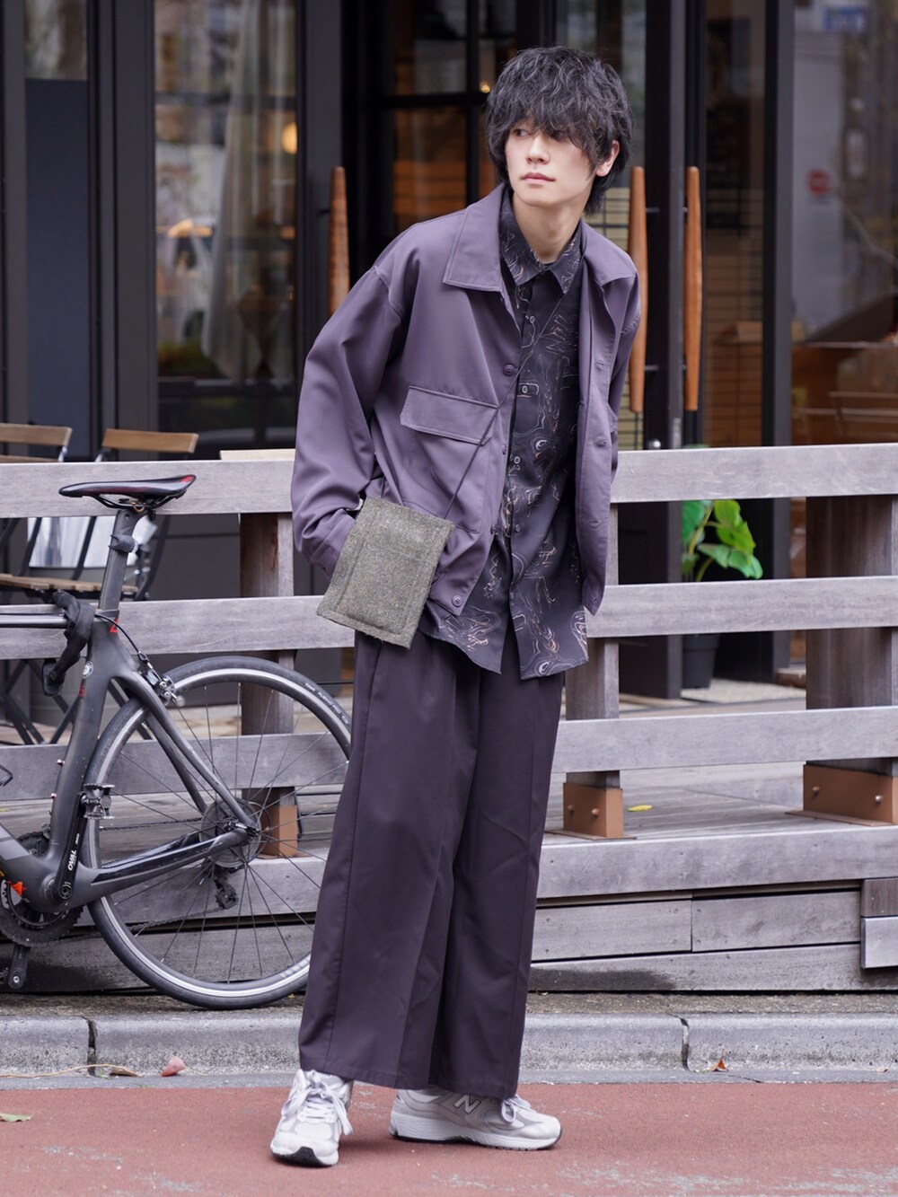 「はじめましてコーデ、春服みてみて、ショートブルゾン、ブルゾン、チャコールグレー、柄シャツ、バギーパンツ、スニーカー、ミニバッグ、サコッシュ、シンプルコーデ、春コーデ」｜「NILWAYのワイドスリーブ スプリングショートブルゾン（ブルゾン、グレー系）」を使った、KAIさん（メンズ・183cm）の春コーディネートの2枚目の写真