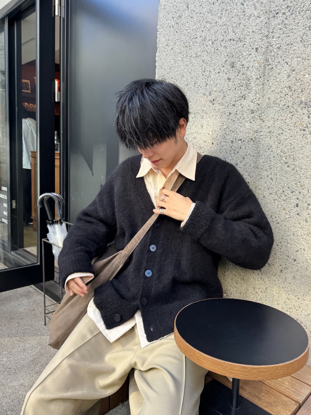 「新星WEARISTAにエントリー、WEARyouthコーデ、カジュアル、きれいめカジュアル、カーディガン、ベージュ、休日スタイル、スニーカー、黒、アースカラー」｜「STERNBERGのアルパカVネックニットCD（カーディガン/ボレロ、ブラック系）」を使った、KAIさん（メンズ・183cm）の冬コーディネートの2枚目の写真