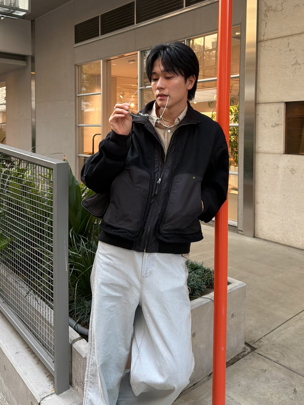 ブルー系のその他パンツ、ブラック系のスニーカーを着用したメンズの冬コーディネートの4枚目の写真