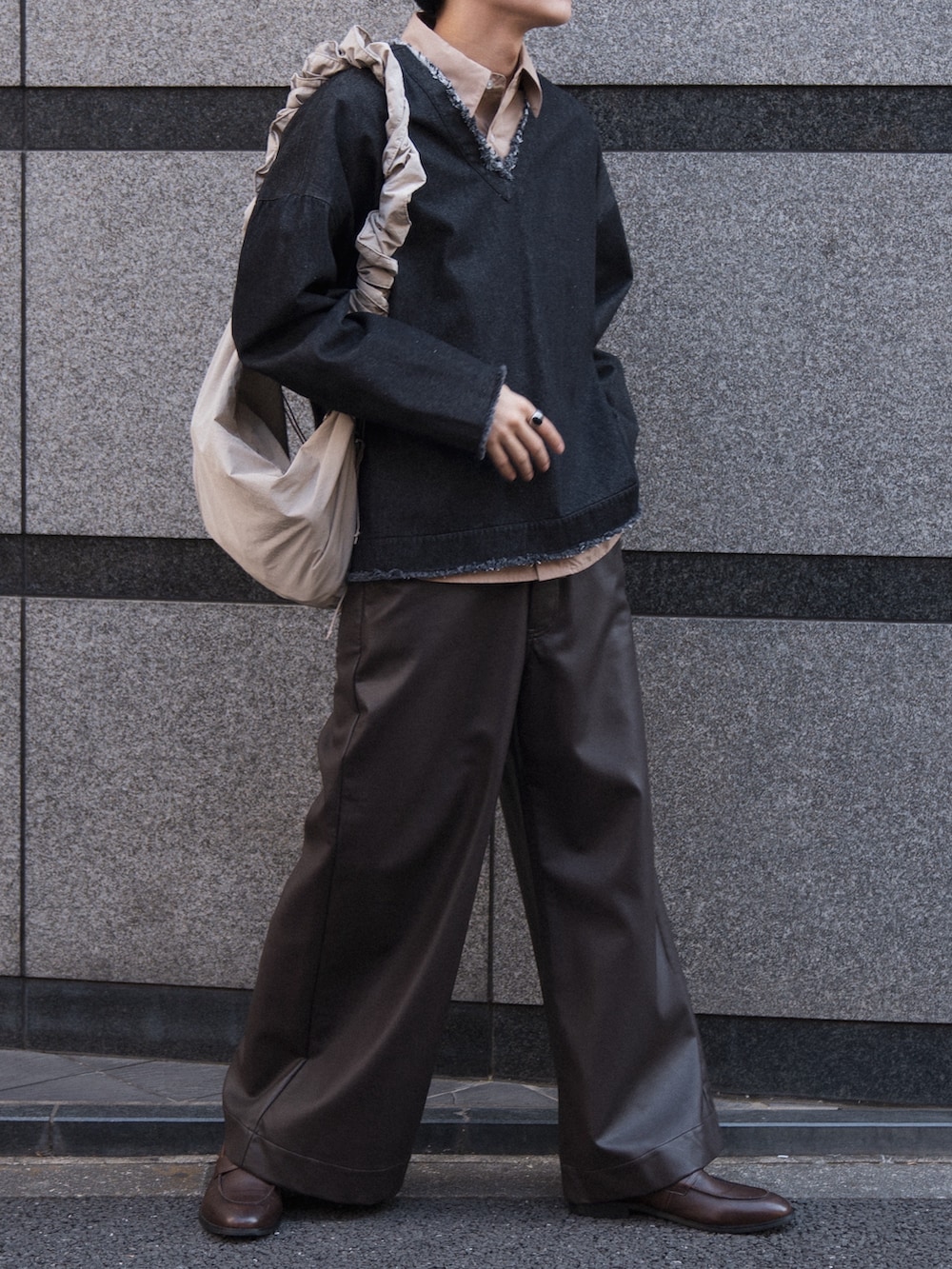 「大人カジュアル、休日スタイル、アースカラー、レイヤードスタイル、デニム、Vネック、ショルダーバッグ、レザーパンツ、革靴、きれいめカジュアル、新星WEARISTAにエントリー、WEARyouthコーデ」｜「CASPER JOHNのHard workers shirts/ハードワーカーズシャツ（シャツ/ブラウス、ベージュ系）」を使った、KAIさん（メンズ・183cm）の冬コーディネートの2枚目の写真