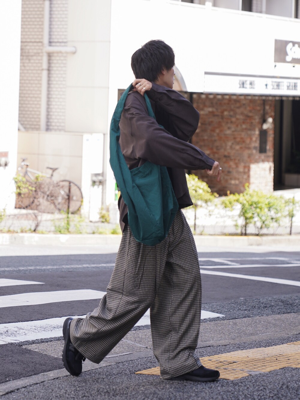 「大人コーデ、シンプルコーデ、オトナカジュアル、秋服準備はじめました、ブラウン、ブラウン色に染まれ、チェックパンツ、秋のコーデ、ショルダーバッグ、ナイロンバッグ、ビッグシルエット、シャツ好き集まれ、差し色、初秋コーデ、休日コーデ」｜「CASPER JOHNのImitation wool huge shirts/イミテーションウールヒュージシャツ（シャツ/ブラウス、ブラウン系）」を使った、KAIさん（メンズ・183cm）の秋コーディネートの2枚目の写真