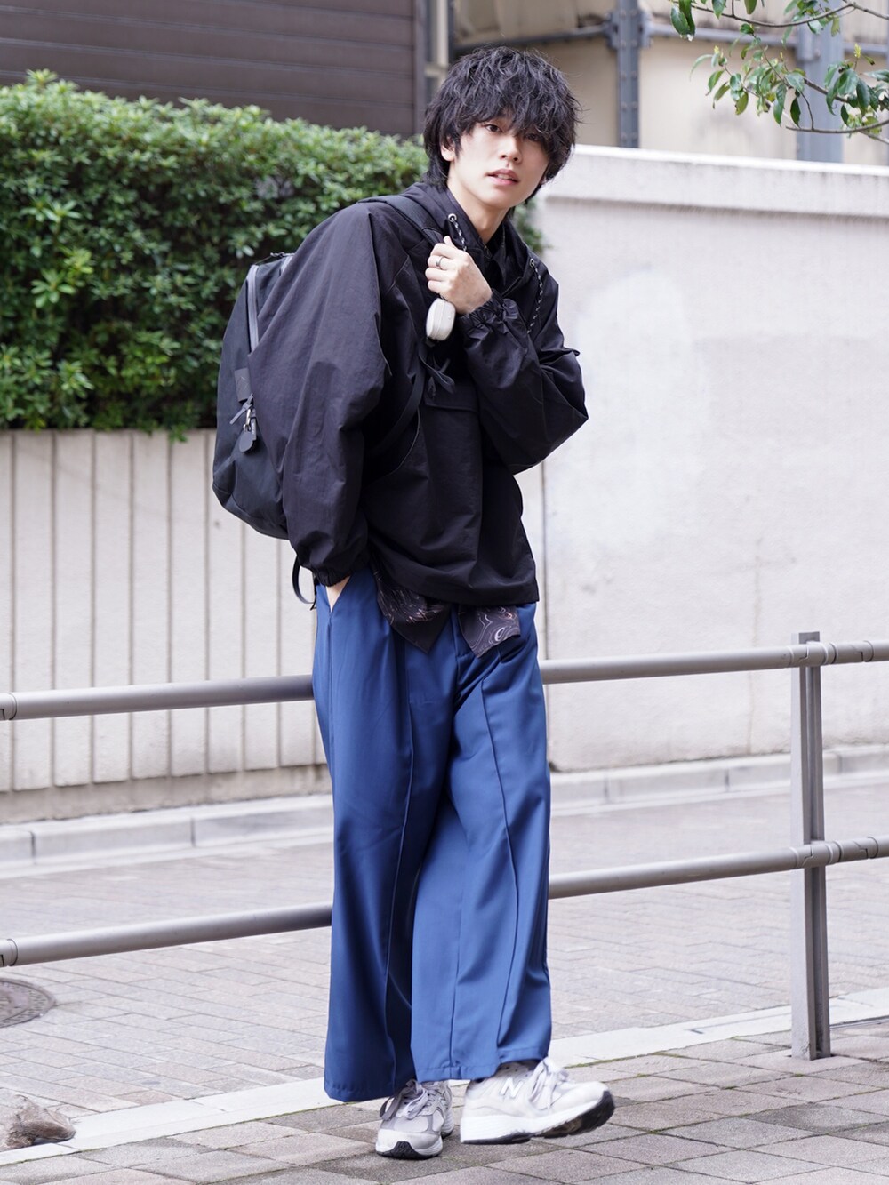 「はじめましてコーデ、春服みてみて、ビックシルエット、ストリート、アノラックパーカー、レイヤードスタイル、重ね着、柄シャツ、カラーパンツ、ブルー、カジュアルコーデ、春コーデ、リュック、スニーカー、ニューバランス」｜「PENNEYSのPENNEY'S / ペニーズ HUNTING ANORAK JACKET アノラック ジャケット（ナイロンジャケット、ブラック系）」を使った、KAIさん（メンズ・183cm）の春コーディネートの3枚目の写真