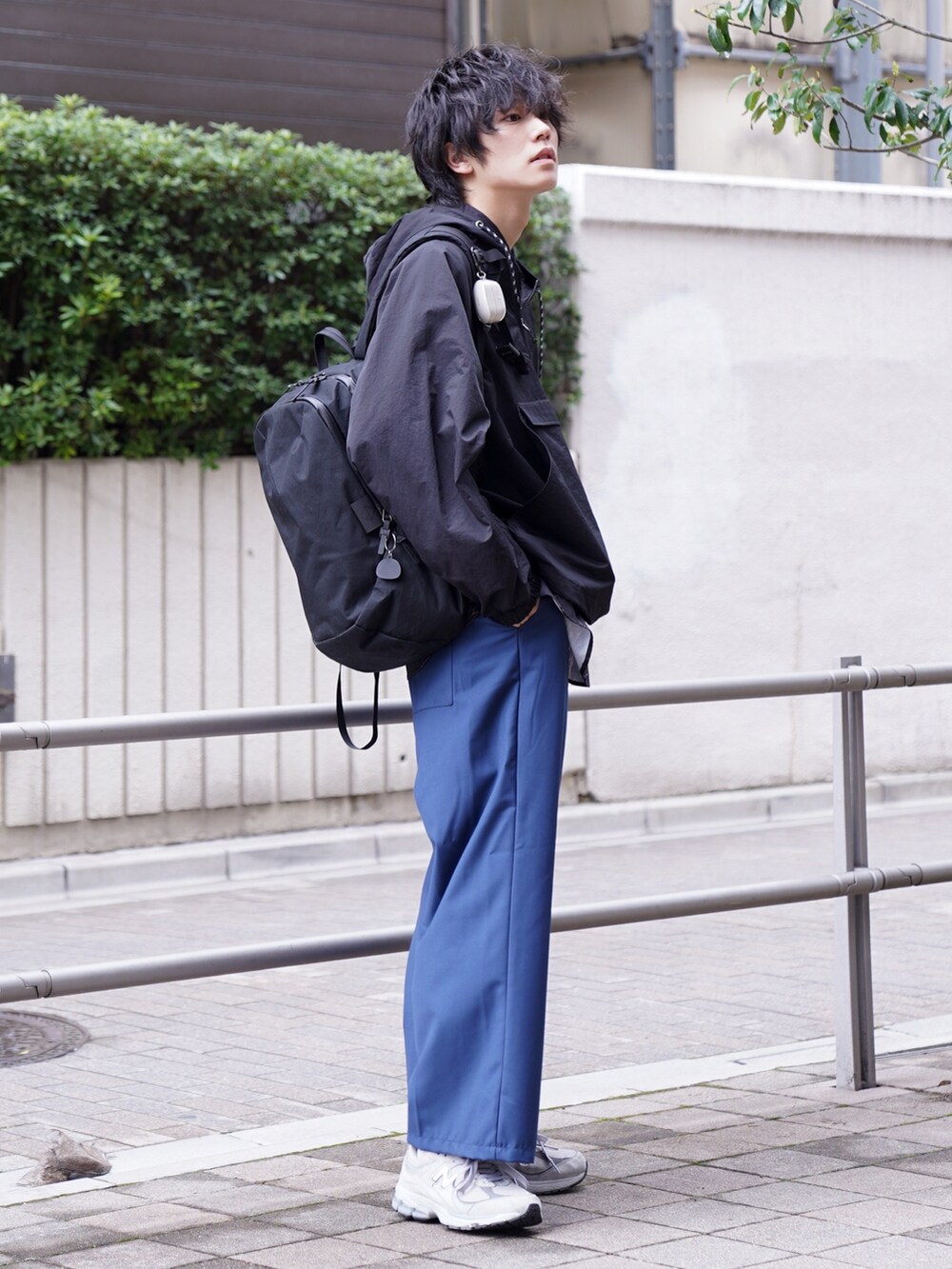 「はじめましてコーデ、春服みてみて、ビックシルエット、ストリート、アノラックパーカー、レイヤードスタイル、重ね着、柄シャツ、カラーパンツ、ブルー、カジュアルコーデ、春コーデ、リュック、スニーカー、ニューバランス」｜「PENNEYSのPENNEY'S / ペニーズ HUNTING ANORAK JACKET アノラック ジャケット（ナイロンジャケット、ブラック系）」を使った、KAIさん（メンズ・183cm）の春コーディネートの2枚目の写真