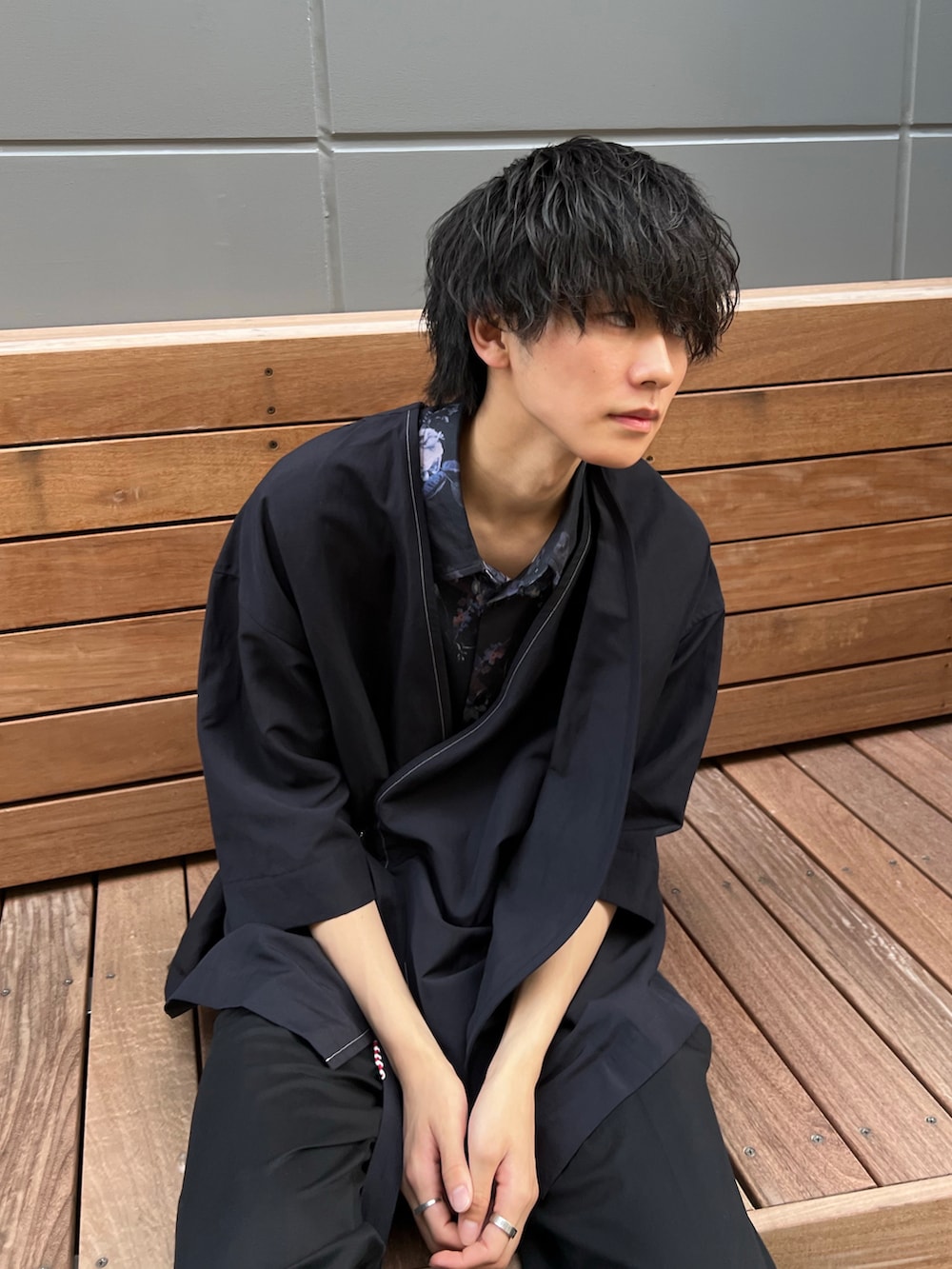 ブルー系のカーディガン/ボレロ、ブラック系のシャツ/ブラウス、ブラック系のパンツを着用したメンズの夏コーディネートの4枚目の写真