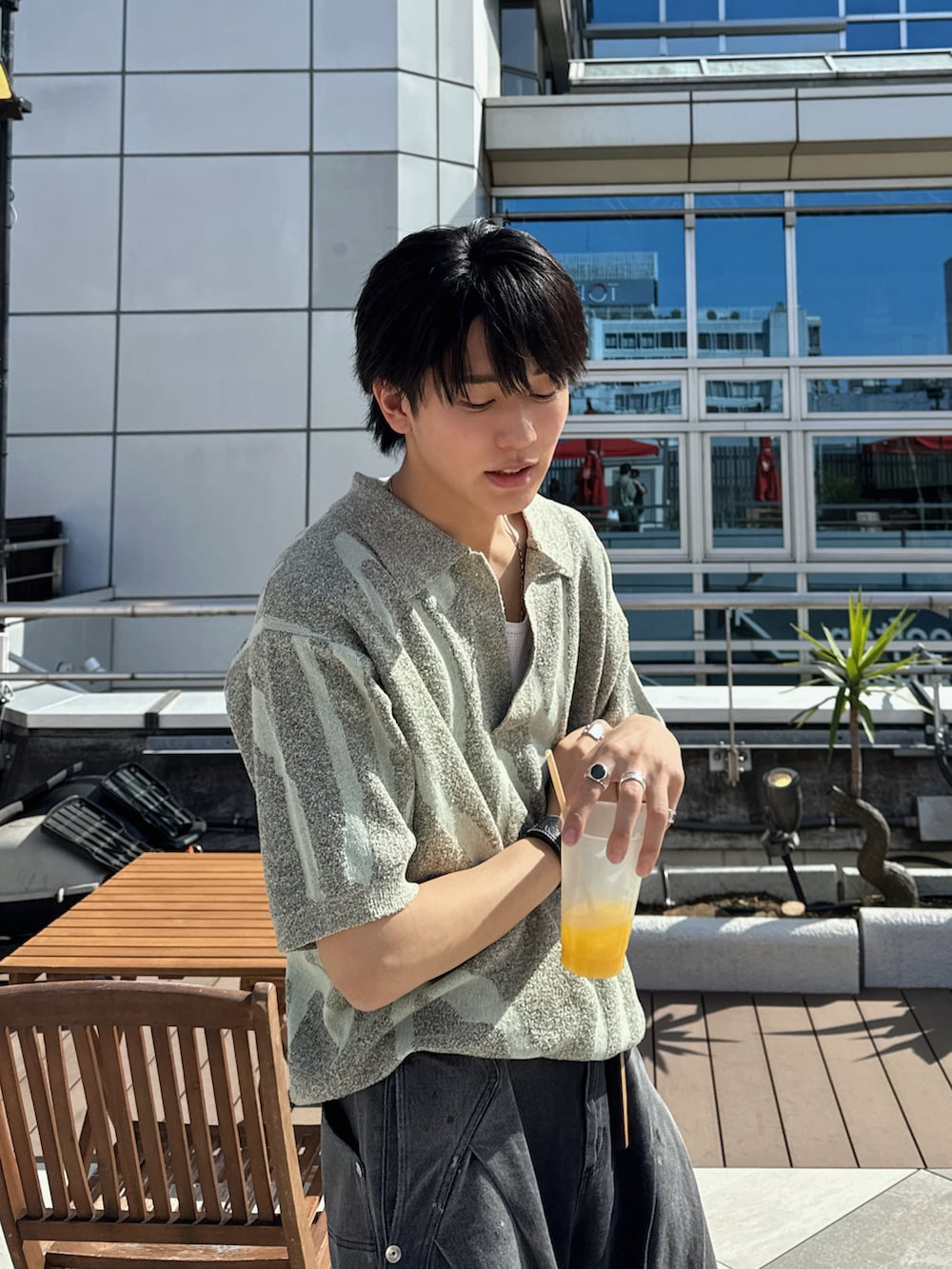 「最近のいい感じコーデ、夏コーデ、ポロシャツ、ニットポロ、アースカラー、休日スタイル、デニム、デニムパンツ、お出かけコーデ、オトナカジュアル」｜「CONZのダークウォッシュカーブデニム（デニムパンツ、ブラック系）」を使った、KAIさん（メンズ・183cm）の春コーディネートの2枚目の写真