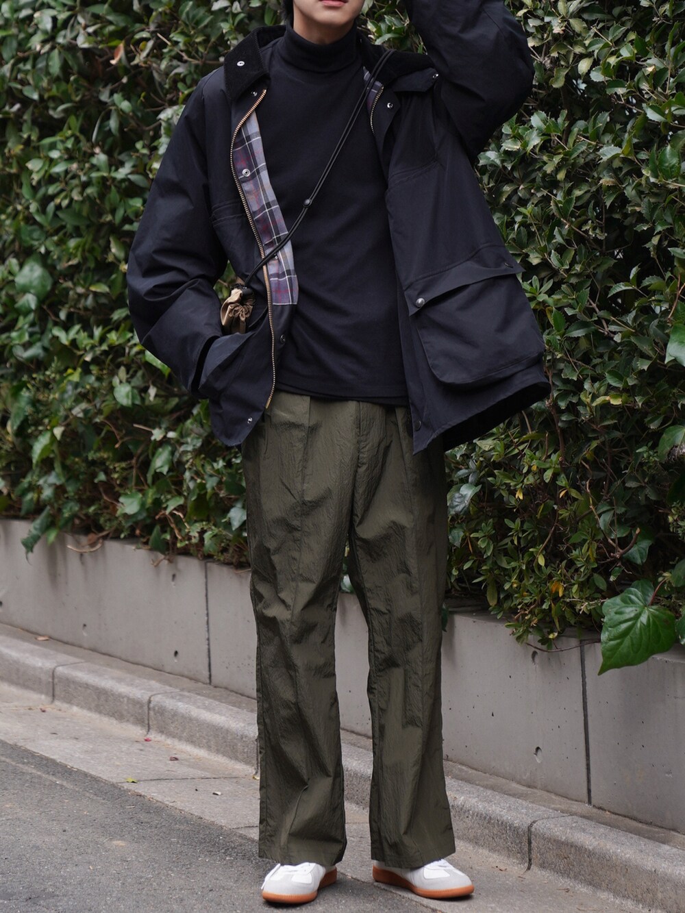 「休日スタイル、ビッグシルエット、スニーカーコーデ、カジュアルコーデ、barbour、キャップ、タートルネック、ミニバッグ、チェック、カーキ、ナイロンパンツ、ジャーマントレーナー」｜「BarbourのBARBOUR/バブアー 別注 1986 BEDALE WITH FOOD/ビデイル フード付き（ブルゾン、ブラック系）」を使った、KAIさん（メンズ・183cm）の冬コーディネートの3枚目の写真
