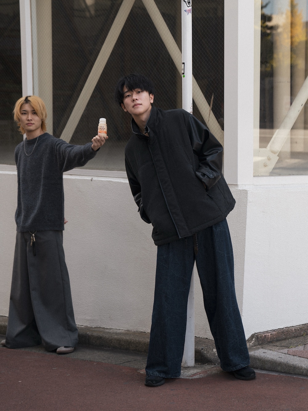 「ファッションを楽しもう、WEARyouthコーデ、秋冬コーデ、中綿ジャケット、シンプルスタイル、きれいめカジュアル、カジュアルコーデ、デニム、ノームコア、ダウンジャケット」｜「Anuiの【UNISEX】イナズマブリーチデニム（デニムパンツ、ブルー系）」を使った、KAIさん（メンズ・183cm）の秋コーディネートの4枚目の写真