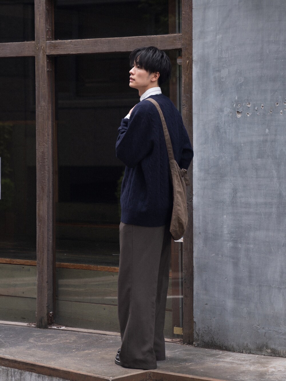 「WEARyouthコーデ、秋服準備はじめました、秋コーデ、レイヤードスタイル、ネイビー、シンプルスタイル、休日コーデ、シンプルコーデ、カジュアルコーデ、ユニクロ、プチプラ、ショルダーバッグ、フレアパンツ」｜「UNIQLOのスフレヤーンケーブルクルーネックセーター（長袖）（ニット/セーター、ブルー系）」を使った、KAIさん（メンズ・183cm）の秋コーディネートの4枚目の写真