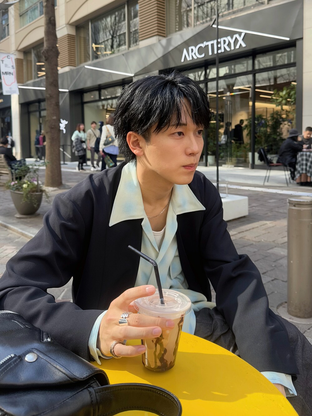 「春めき満開コーデ、ジャケット、ジャケットスタイル、春色、春コーデ、キレイめコーデ、キレイめ、カーゴパンツ、パーティースタイル」｜「TAUPEのTAUPE/トープ/２ＷＡＹナイロンカーディガンジャケット（テーラードジャケット、ブラック系）」を使った、KAIさん（メンズ・183cm）の春コーディネートの2枚目の写真