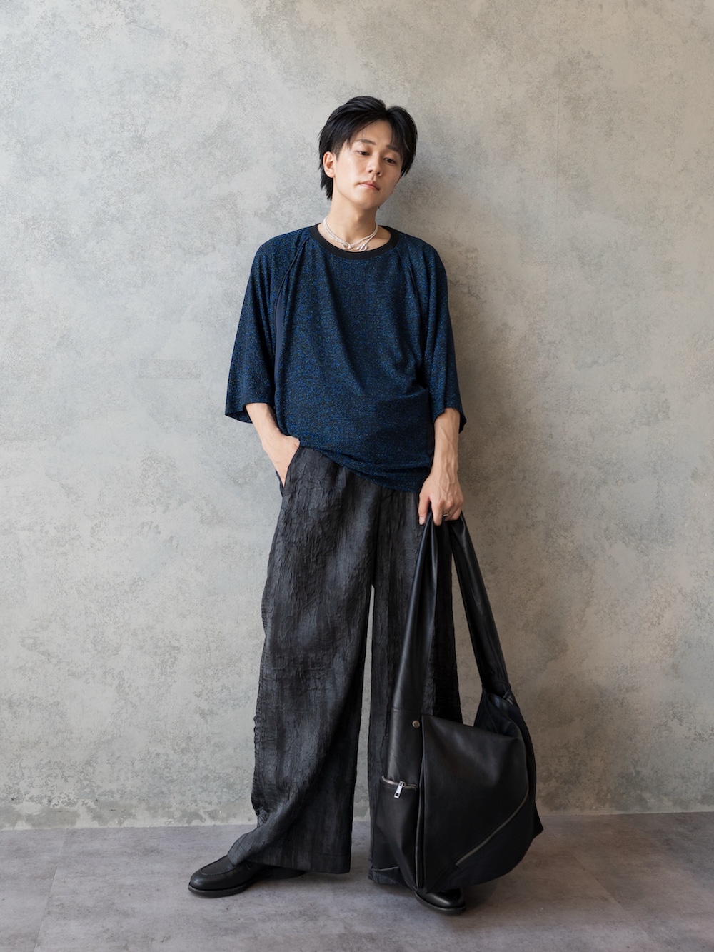 ブルー系のTシャツ/カットソー、ブラック系のその他パンツ、ブラック系のショルダーバッグを着用したメンズの夏コーディネートの2枚目の写真