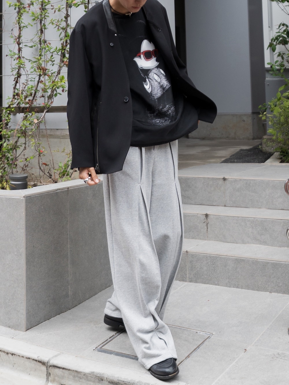 ブラック系のTシャツ/カットソー、グレー系のスウェットパンツ、ブラック系のローファーを着用したメンズの秋コーディネートの2枚目の写真