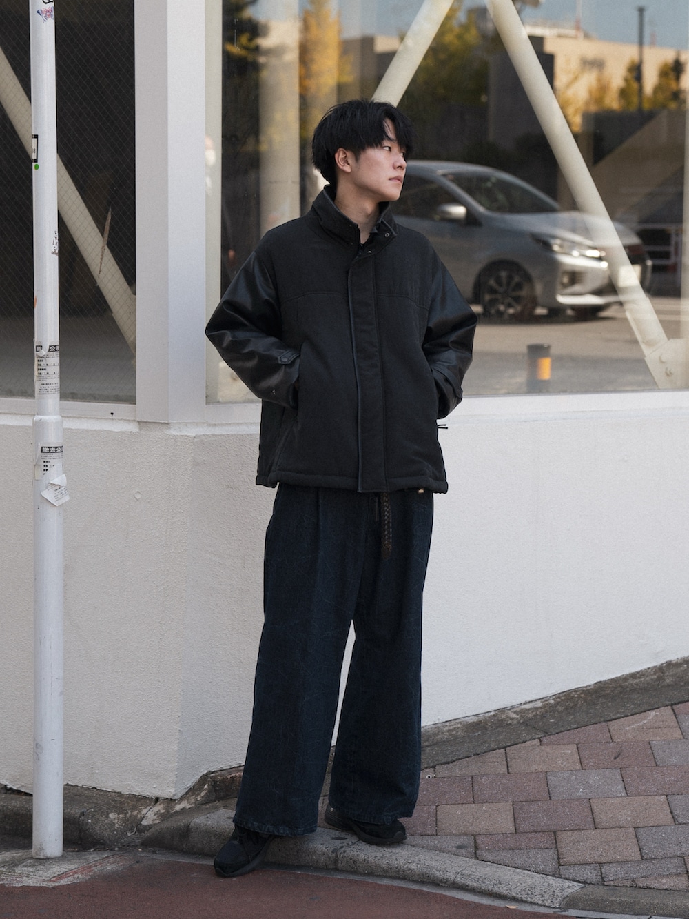 「ファッションを楽しもう、WEARyouthコーデ、秋冬コーデ、中綿ジャケット、シンプルスタイル、きれいめカジュアル、カジュアルコーデ、デニム、ノームコア、ダウンジャケット」｜「Anuiの【UNISEX】イナズマブリーチデニム（デニムパンツ、ブルー系）」を使った、KAIさん（メンズ・183cm）の秋コーディネートの2枚目の写真