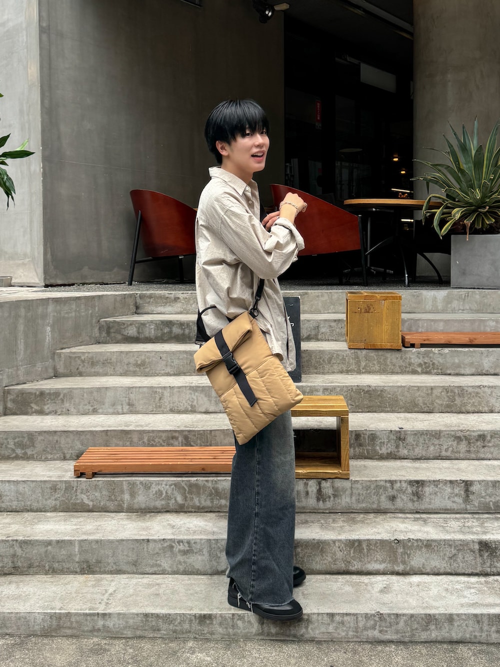 「夏コーデ、シンプルスタイル、メンズファッション、カジュアルコーデ、夏服、デニムコーデ、ダメージデニムパンツ、ショルダーバッグ、シャツ好き集まれ」｜「YOKEのアイテム（シャツ/ブラウス、ベージュ系）」を使った、KAIさん（メンズ・183cm）の夏コーディネートの2枚目の写真
