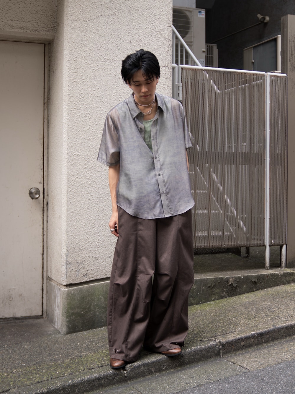 ブラウン系のローファー、ブラウン系のスラックス、ベージュ系のシャツ/ブラウスを着用したメンズの夏コーディネートの4枚目の写真