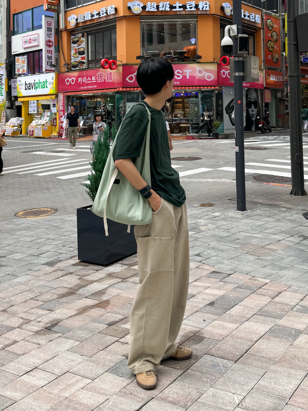 「夏コーデ、休日スタイル、韓国ファッション、シンプルスタイル、カーゴパンツ、アースカラー、ショルダーバッグ、スニーカーコーデ、adidas、シンプルコーデ、musinsa」｜「20/80の【20/80】トゥエンティーエイティー/CANVAS #8  AZUMA BUKURO（ショルダーバッグ、グリーン系）」を使った、KAIさん（メンズ・183cm）の夏コーディネートの2枚目の写真