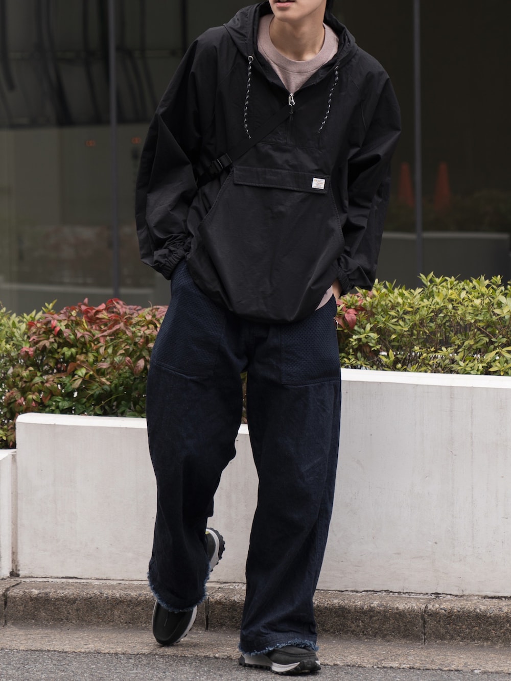 「春服デビュー宣言、アノラックパーカー、レイヤードスタイル、重ね着、カジュアルコーデ、大人カジュアル、春服みてみて、春服、フリンジデニム、デニム、ミニバッグ」｜「PENNEYSのPENNEY'S / ペニーズ HUNTING ANORAK JACKET アノラック ジャケット（ナイロンジャケット、ブラック系）」を使った、KAIさん（メンズ・183cm）の春コーディネートの5枚目の写真