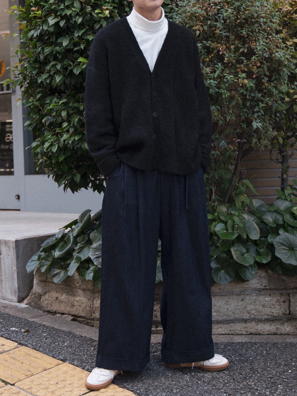 「ファッションを楽しもう、WEARyouthコーデ、秋冬コーデ、シンプルスタイル、大人コーデ、休日スタイル、カーディガン、モノトーン、タートルネック、きれいめカジュアル」｜「STERNBERGのアルパカVネックニットCD（カーディガン/ボレロ、ブラック系）」を使った、KAIさん（メンズ・183cm）の秋コーディネートの3枚目の写真