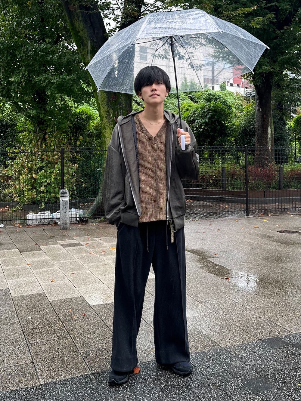 「ファッションを楽しもう、大人カジュアル、パーカー、Vネック、ニットパンツ、大人コーデ、お出かけコーデ」｜「SISEのSISE HOODIE MA-01 BLOUSON（ブルゾン、グリーン系）」を使った、KAIさん（メンズ・183cm）の秋コーディネートの4枚目の写真