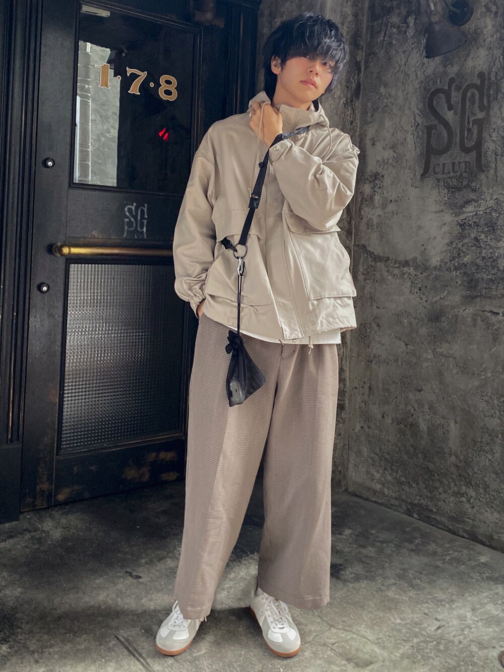 「春服みてみて、ジャーマントレーナー、ミリタリー、春コーデ、チェックパンツ、休日コーデ、ワイドパンツ、フィールドジャケット、ミニバッグ、ゆるコーデ」｜「SLICKのC/Nyグログランフィールドパーカー（ミリタリージャケット、ベージュ系）」を使った、KAIさん（メンズ・183cm）の春コーディネートの2枚目の写真