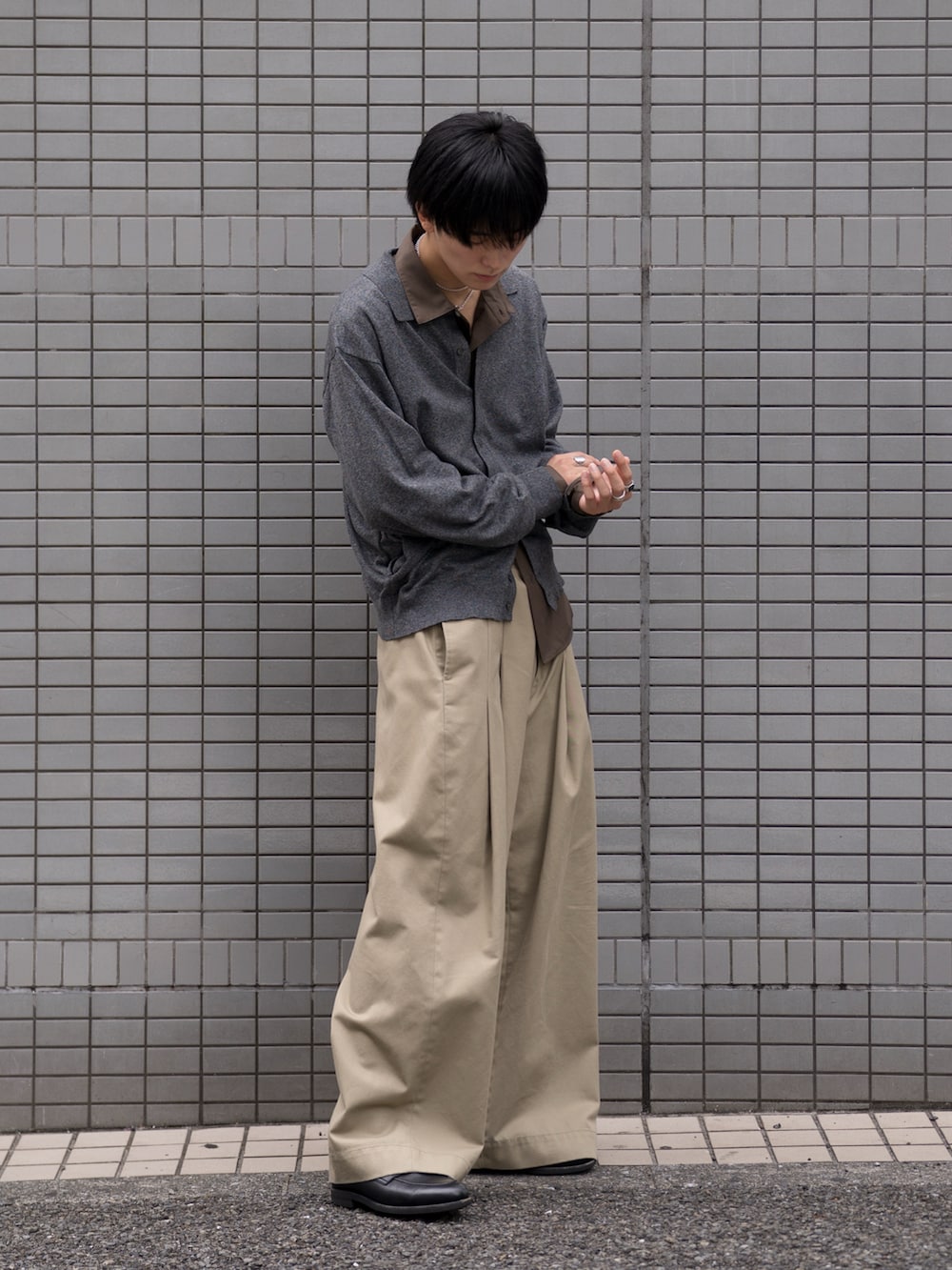 グレー系のシャツ/ブラウス、ブラウン系のシャツ/ブラウス、ブラック系のローファーを着用したメンズの秋コーディネートの3枚目の写真